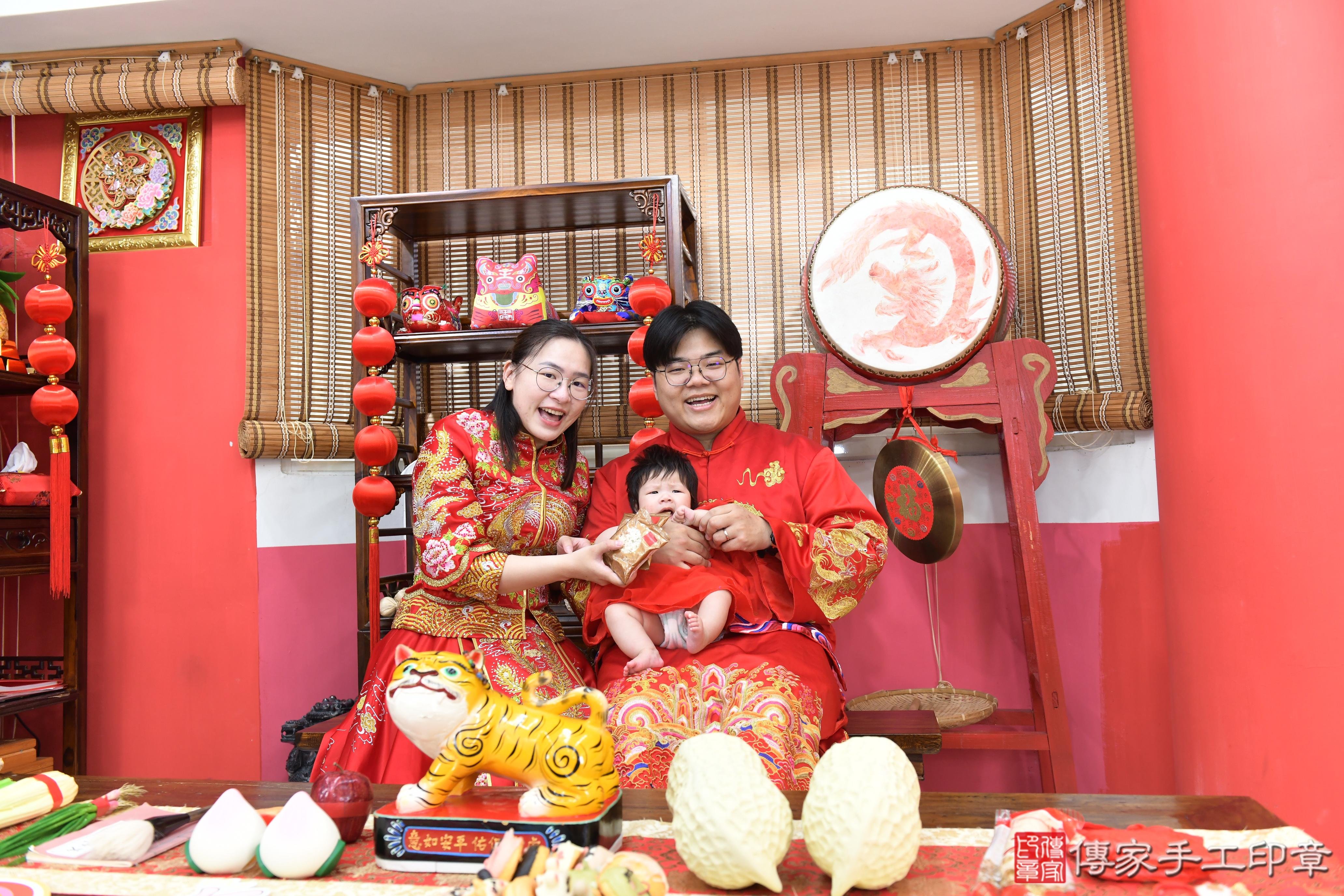 傳家手工印章高雄店、抓周、度脺、美式風會場、傳家嬰兒古禮、吉祥話、抓周道具物品24種、拍照。抓周證書。寶寶抓周、滿周歲、生日快樂、祝福 傳家手工印章高雄店、抓周、度脺、美式風會場、傳家嬰兒古禮、吉祥話、抓周道具物品24種、拍照。抓周證書。寶寶抓周、滿周歲、生日快樂、祝福