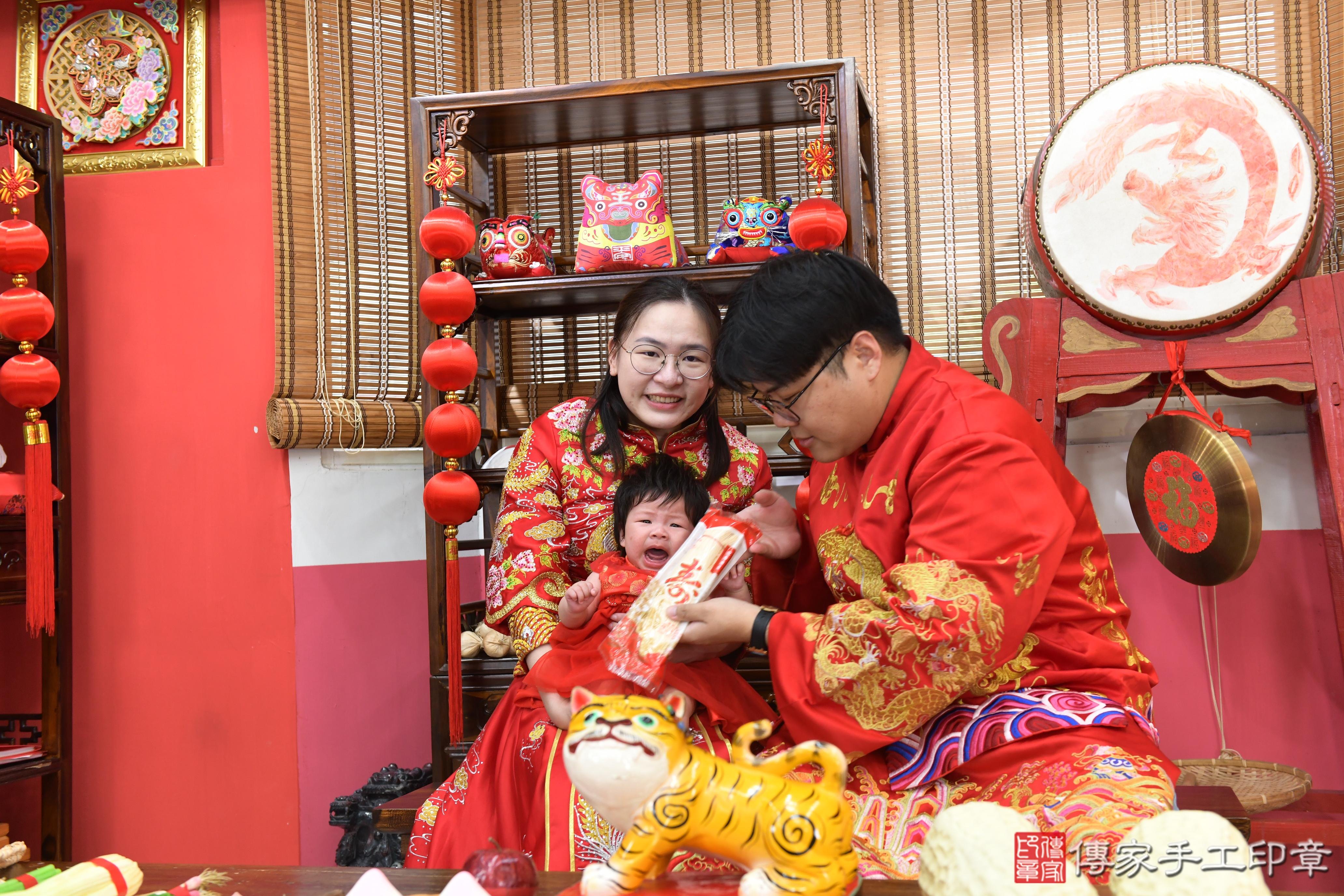 傳家手工印章高雄店、抓周、度脺、美式風會場、傳家嬰兒古禮、吉祥話、抓周道具物品24種、拍照。抓周證書。寶寶抓周、滿周歲、生日快樂、祝福 傳家手工印章高雄店、抓周、度脺、美式風會場、傳家嬰兒古禮、吉祥話、抓周道具物品24種、拍照。抓周證書。寶寶抓周、滿周歲、生日快樂、祝福