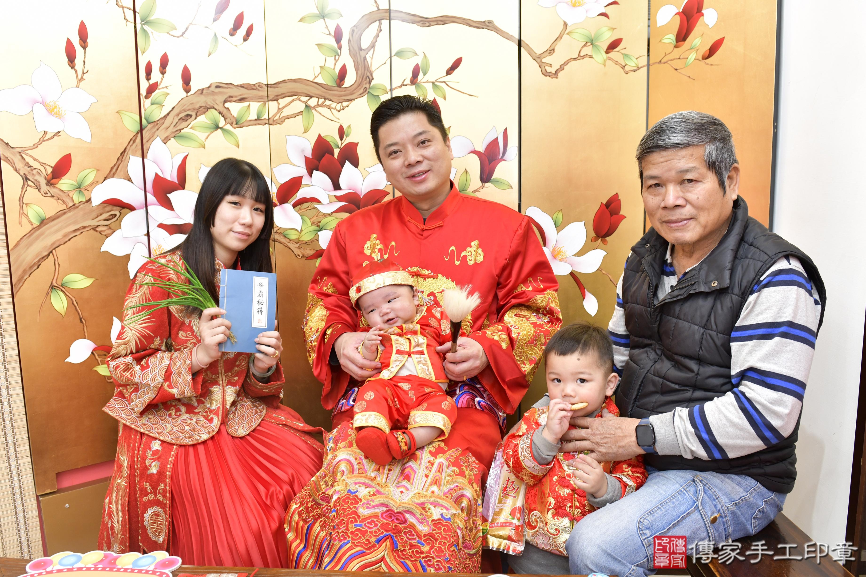 傳家手工印章高雄店、抓周、度脺、美式風會場、傳家嬰兒古禮、吉祥話、抓周道具物品24種、拍照。抓周證書。寶寶抓周、滿周歲、生日快樂、祝福 傳家手工印章高雄店、抓周、度脺、美式風會場、傳家嬰兒古禮、吉祥話、抓周道具物品24種、拍照。抓周證書。寶寶抓周、滿周歲、生日快樂、祝福