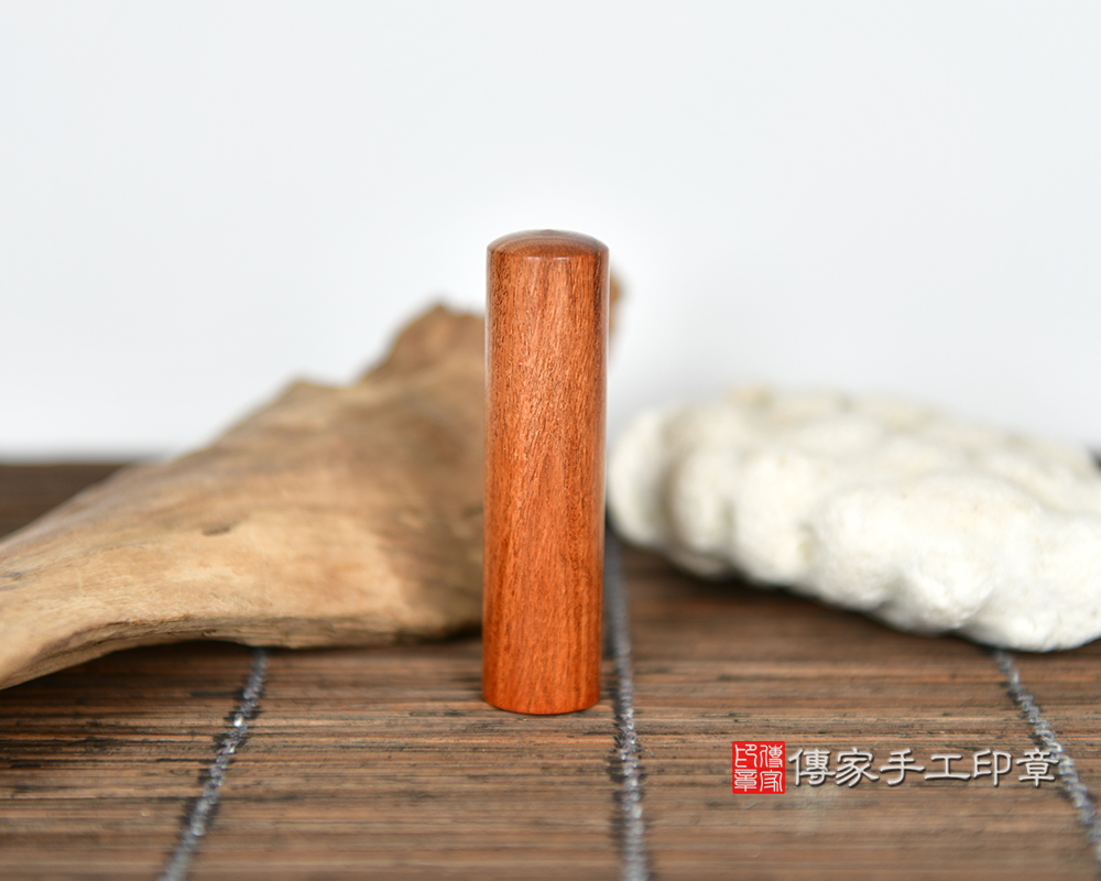 討人喜愛的紅玫瑰沉檀樹瘤印章 傳家手工印章新竹店 115.4.5 討人喜愛的紅玫瑰沉檀樹瘤印章 傳家手工印章新竹店 115.4.5