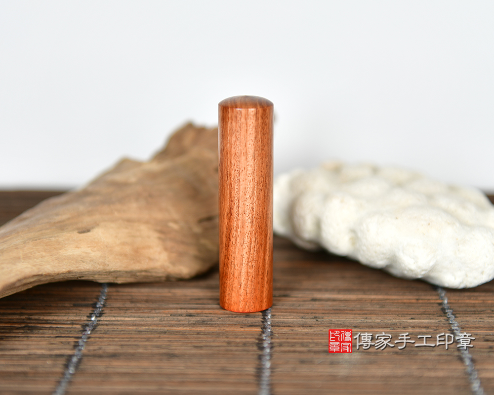討人喜愛的紅玫瑰沉檀樹瘤印章 傳家手工印章新竹店 115.4.5 討人喜愛的紅玫瑰沉檀樹瘤印章 傳家手工印章新竹店 115.4.5