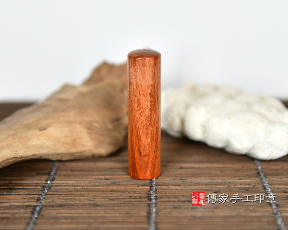 討人喜愛的紅玫瑰沉檀樹瘤印章  傳家手工印章新竹店 115.4.5
