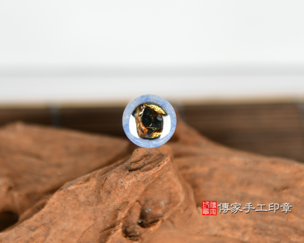 柔和沉穩的藍東菱玉臍帶章 傳家手工印章新竹店115.4.26 柔和沉穩的藍東菱玉臍帶章 傳家手工印章新竹店115.4.26