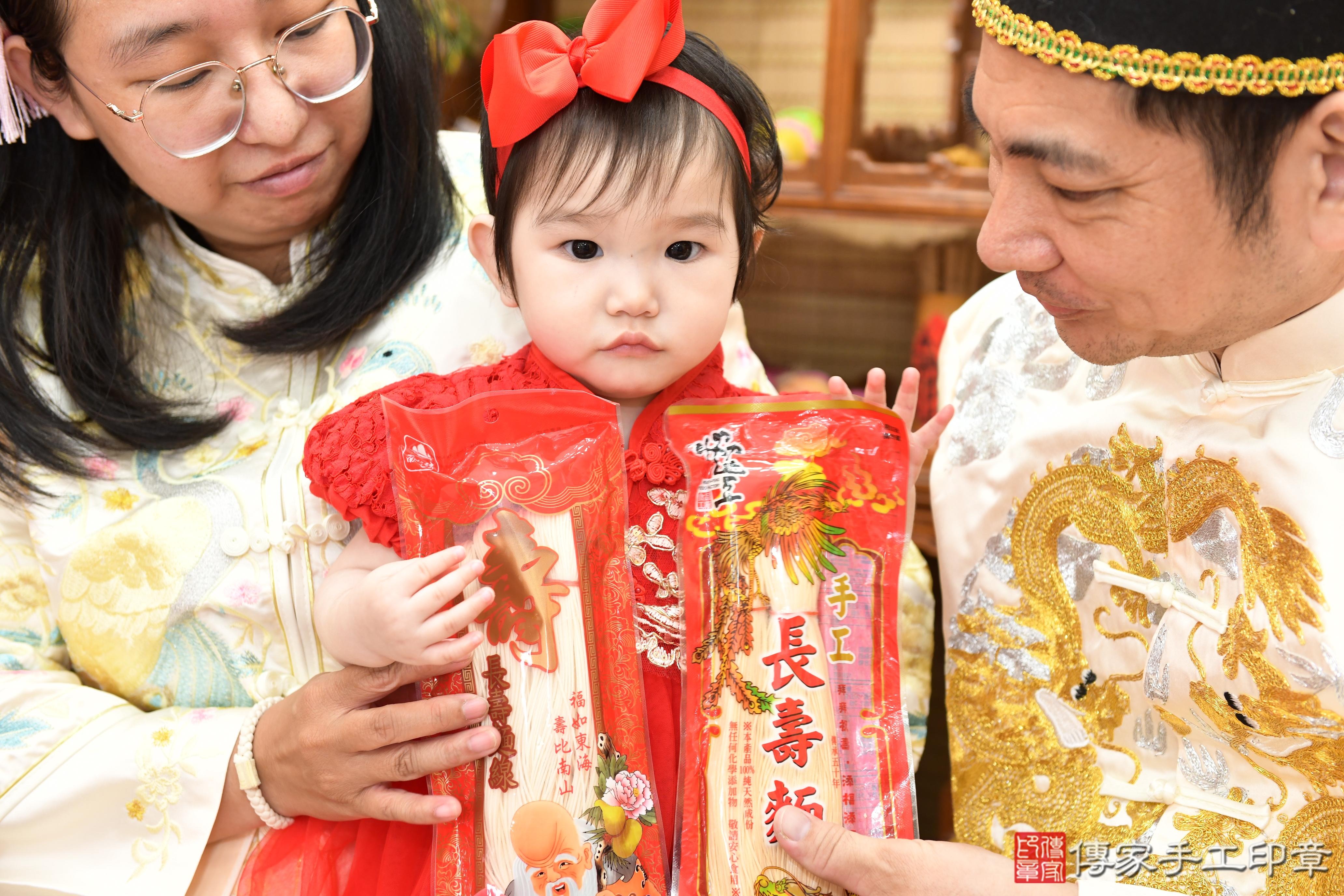 傳家手工印章台南店、抓周、度脺、美式風會場、傳家嬰兒古禮、吉祥話、抓周道具物品24種、拍照。抓周證書。寶寶抓周、滿周歲、生日快樂、祝福 傳家手工印章台南店、抓周、度脺、美式風會場、傳家嬰兒古禮、吉祥話、抓周道具物品24種、拍照。抓周證書。寶寶抓周、滿周歲、生日快樂、祝福