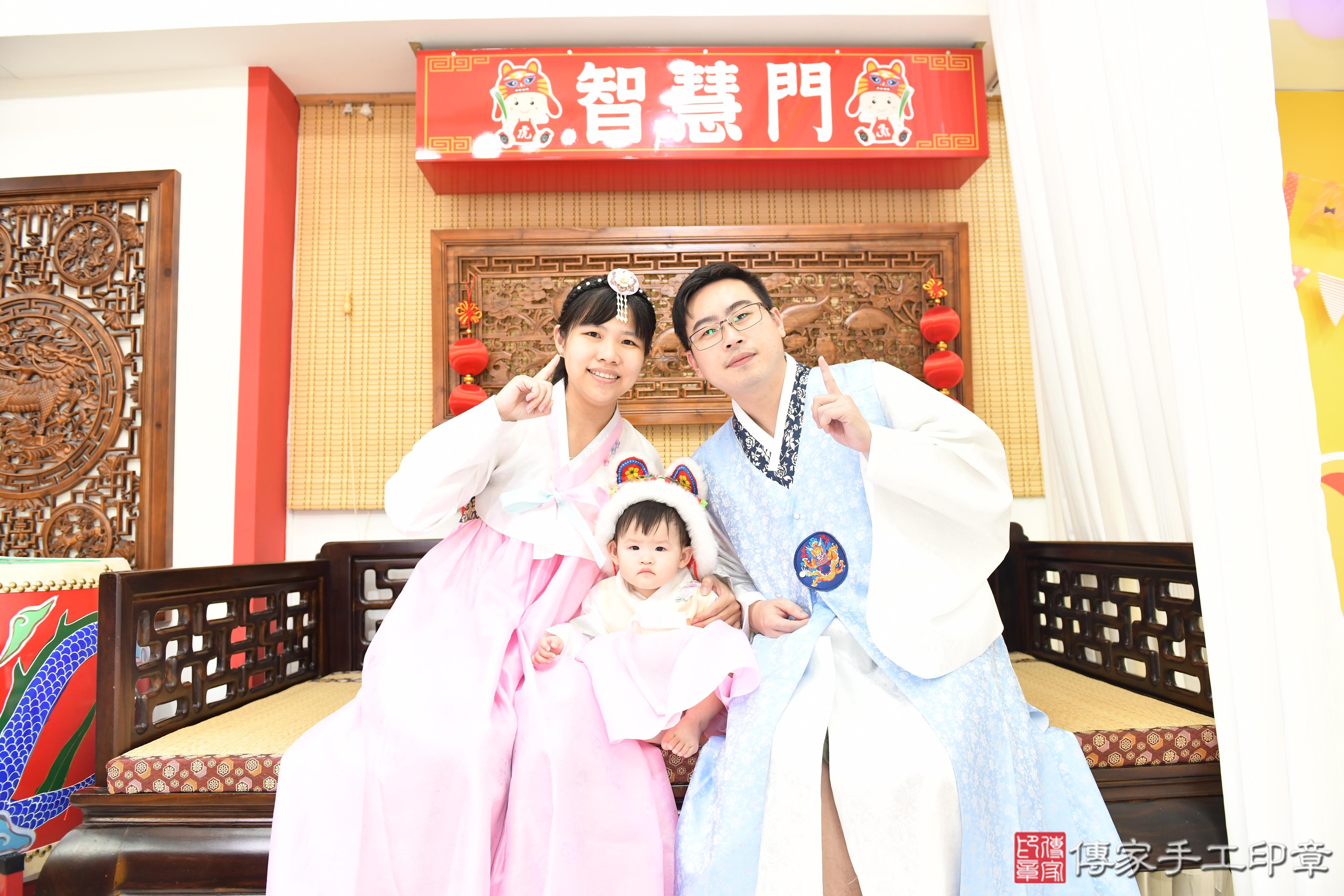 傳家手工印章台南店、抓周、度脺、美式風會場、傳家嬰兒古禮、吉祥話、抓周道具物品24種、拍照。抓周證書。寶寶抓周、滿周歲、生日快樂、祝福