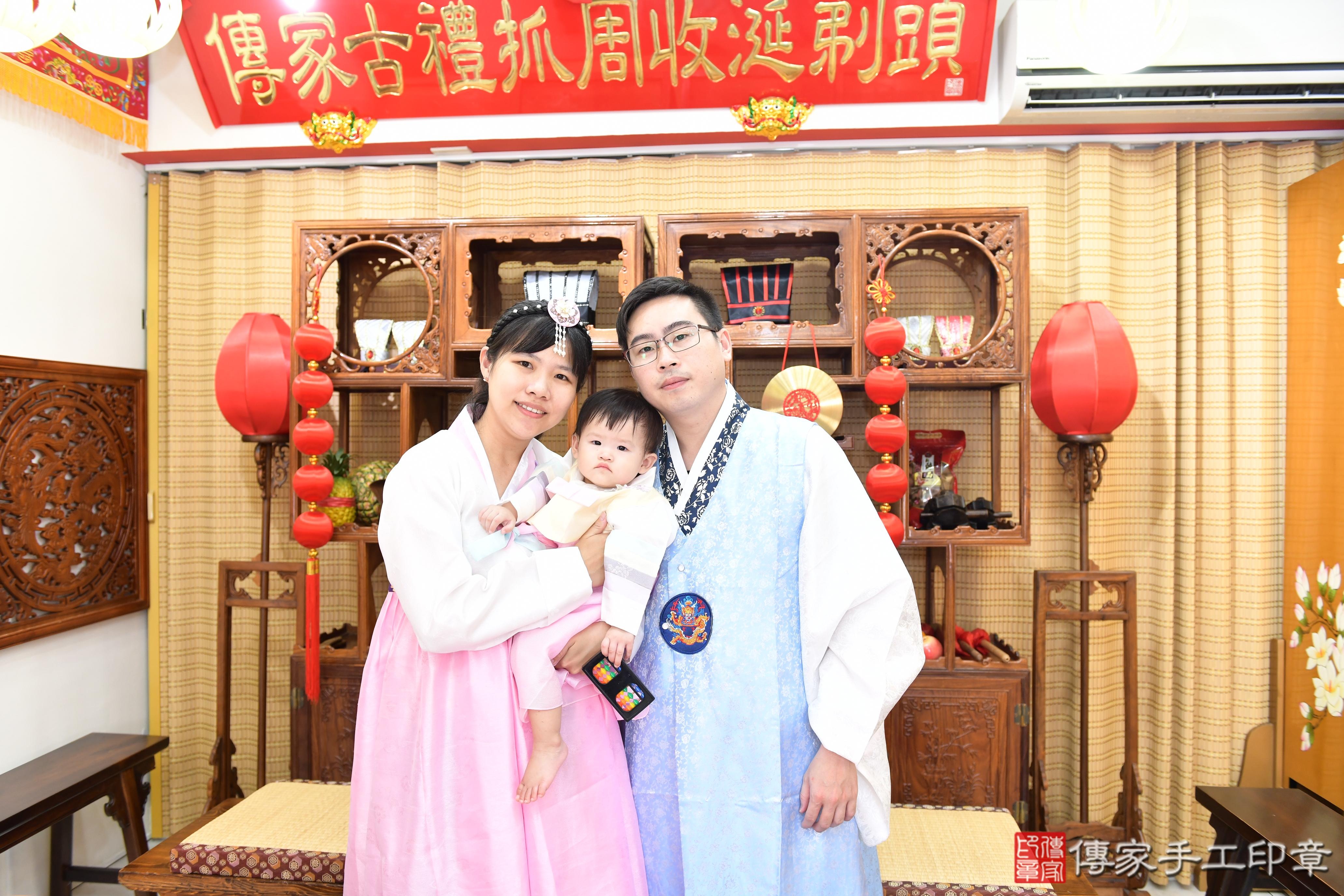 傳家手工印章台南店、抓周、度脺、美式風會場、傳家嬰兒古禮、吉祥話、抓周道具物品24種、拍照。抓周證書。寶寶抓周、滿周歲、生日快樂、祝福