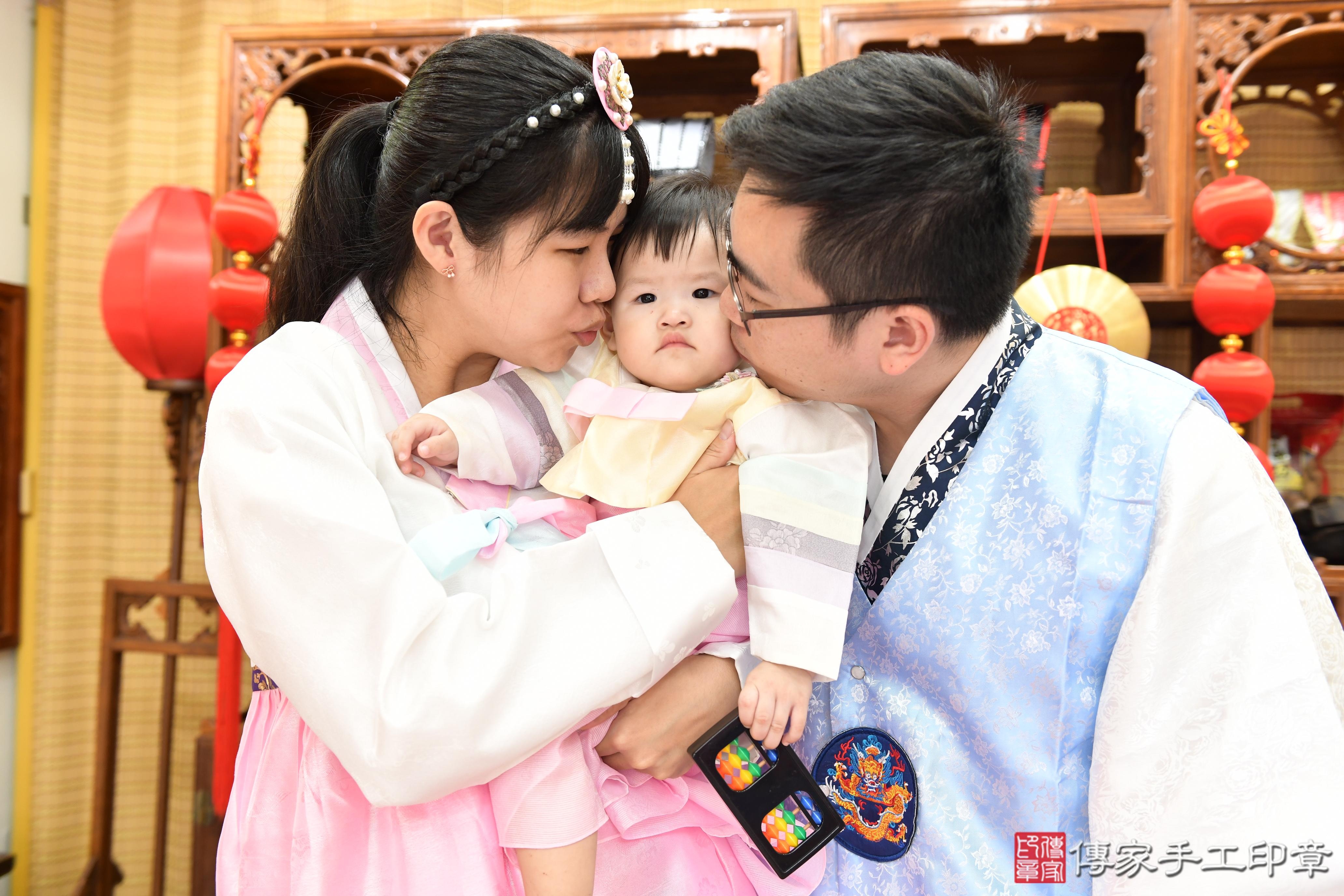 傳家手工印章台南店、抓周、度脺、美式風會場、傳家嬰兒古禮、吉祥話、抓周道具物品24種、拍照。抓周證書。寶寶抓周、滿周歲、生日快樂、祝福