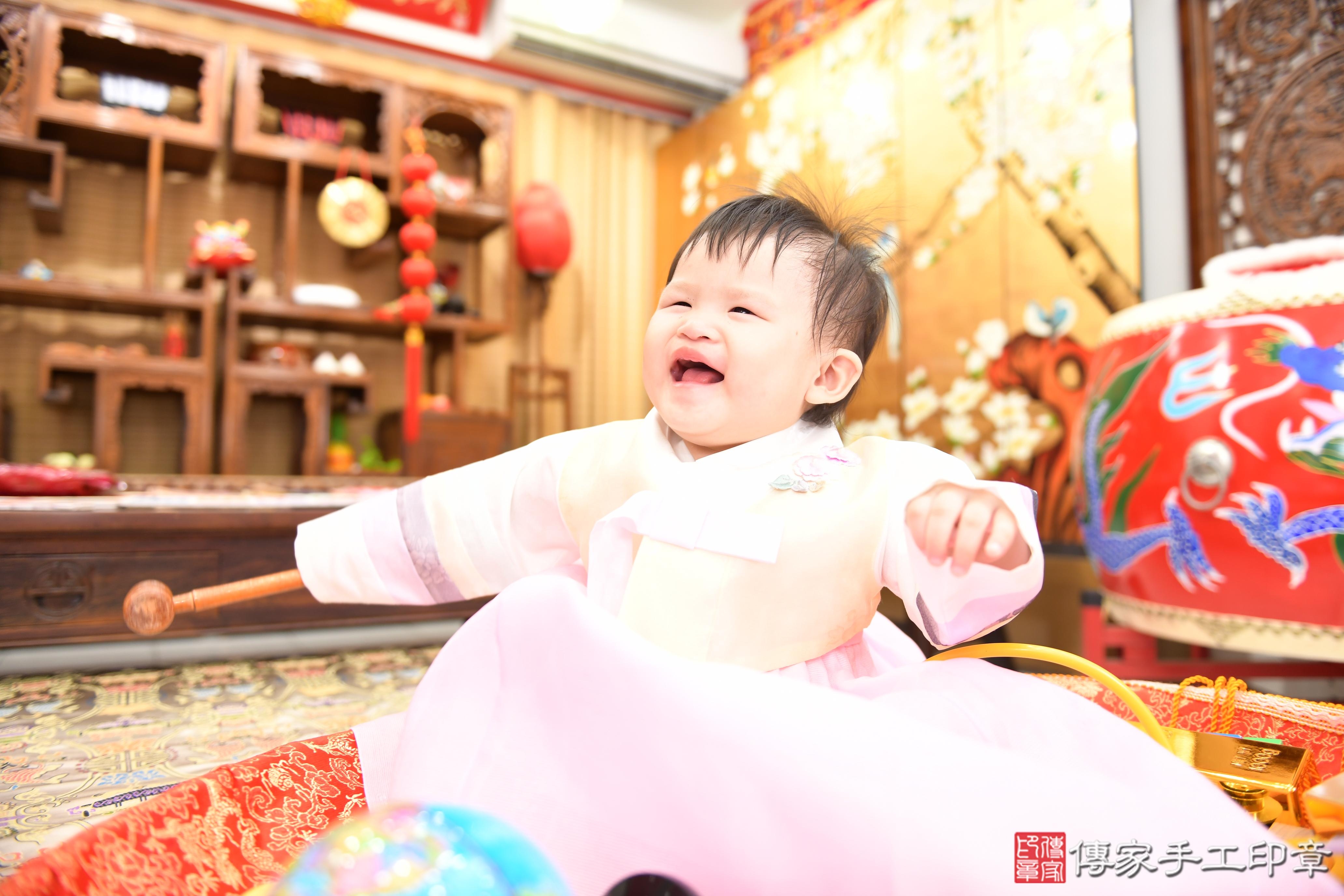 傳家手工印章台南店、抓周、度脺、美式風會場、傳家嬰兒古禮、吉祥話、抓周道具物品24種、拍照。抓周證書。寶寶抓周、滿周歲、生日快樂、祝福