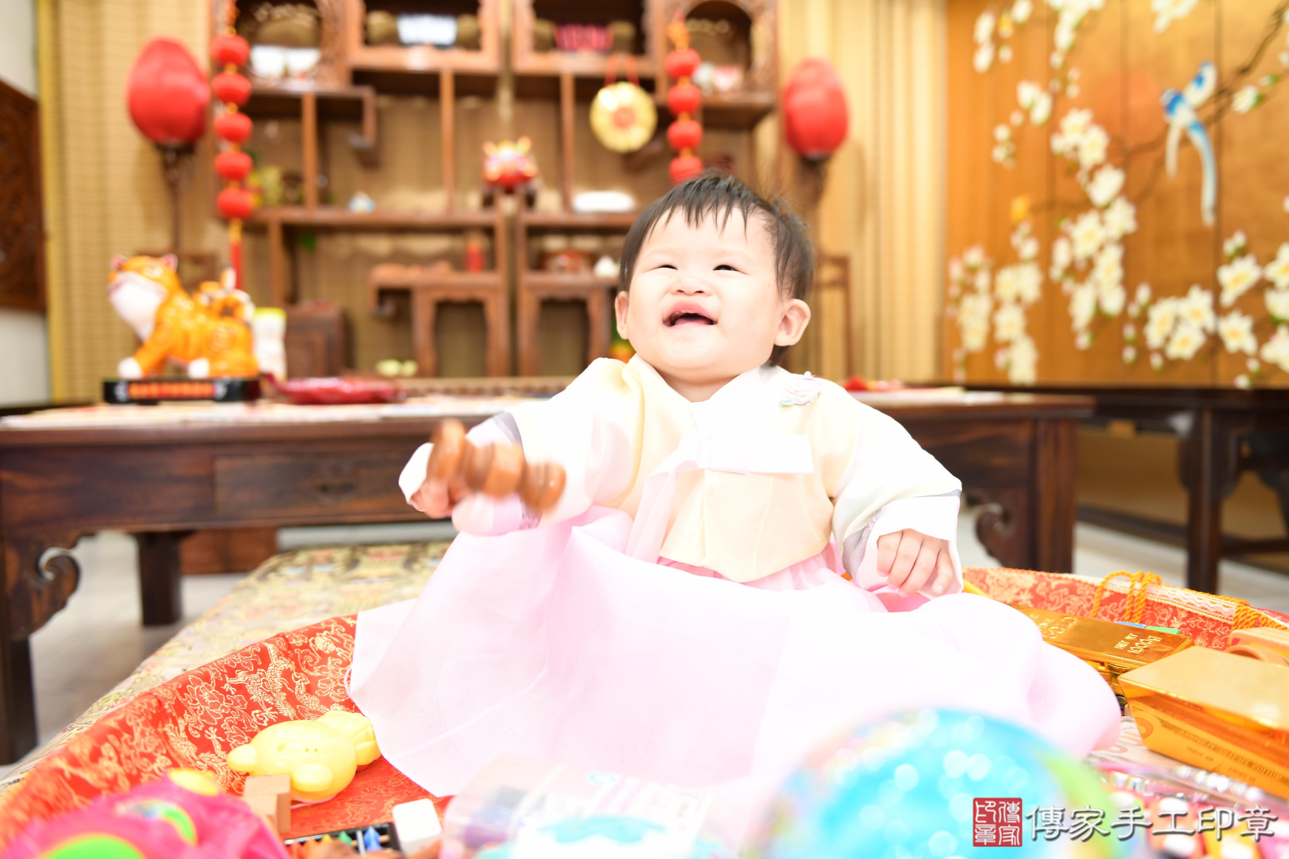 傳家手工印章台南店、抓周、度脺、美式風會場、傳家嬰兒古禮、吉祥話、抓周道具物品24種、拍照。抓周證書。寶寶抓周、滿周歲、生日快樂、祝福