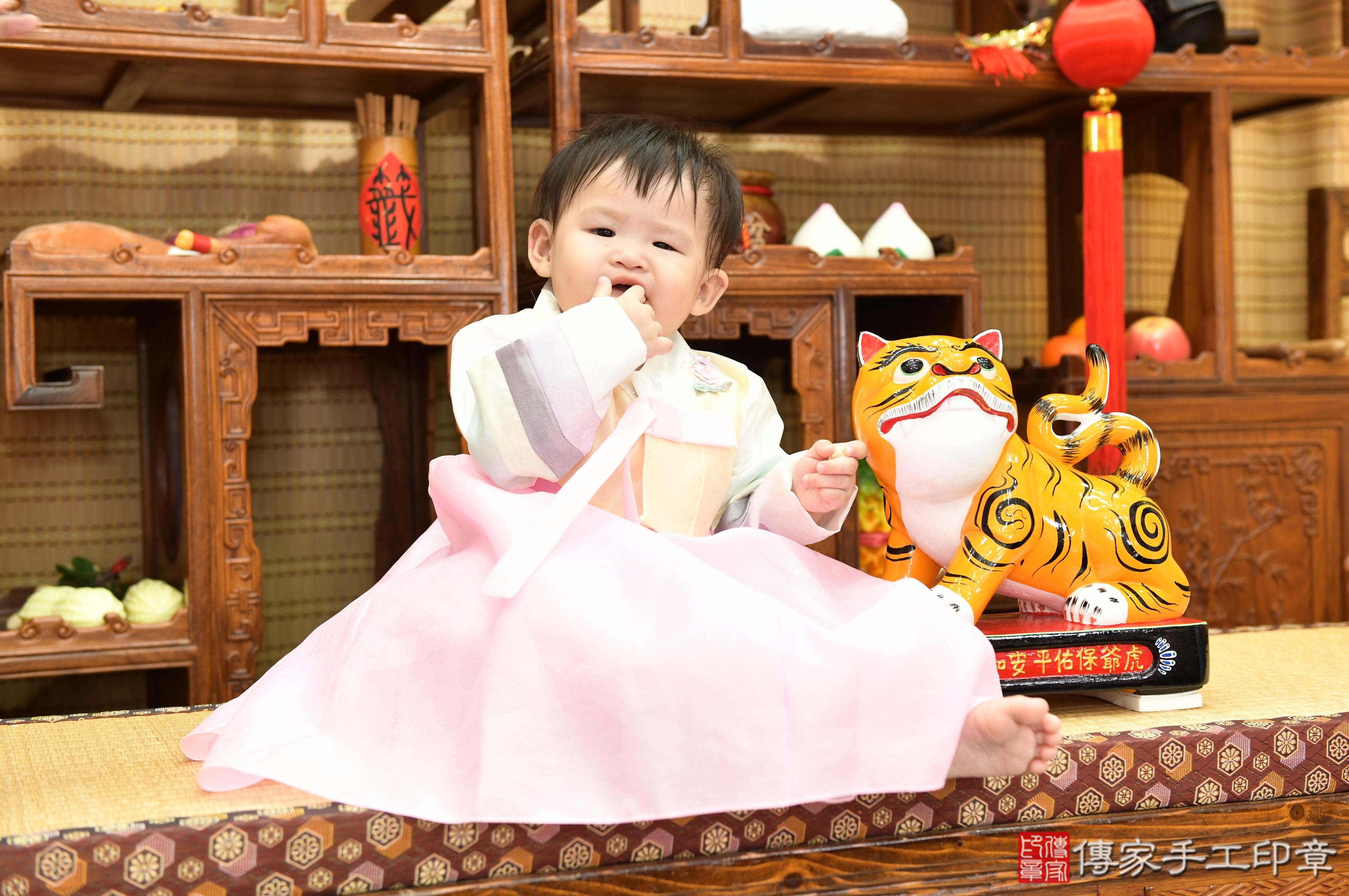 傳家手工印章台南店、抓周、度脺、美式風會場、傳家嬰兒古禮、吉祥話、抓周道具物品24種、拍照。抓周證書。寶寶抓周、滿周歲、生日快樂、祝福