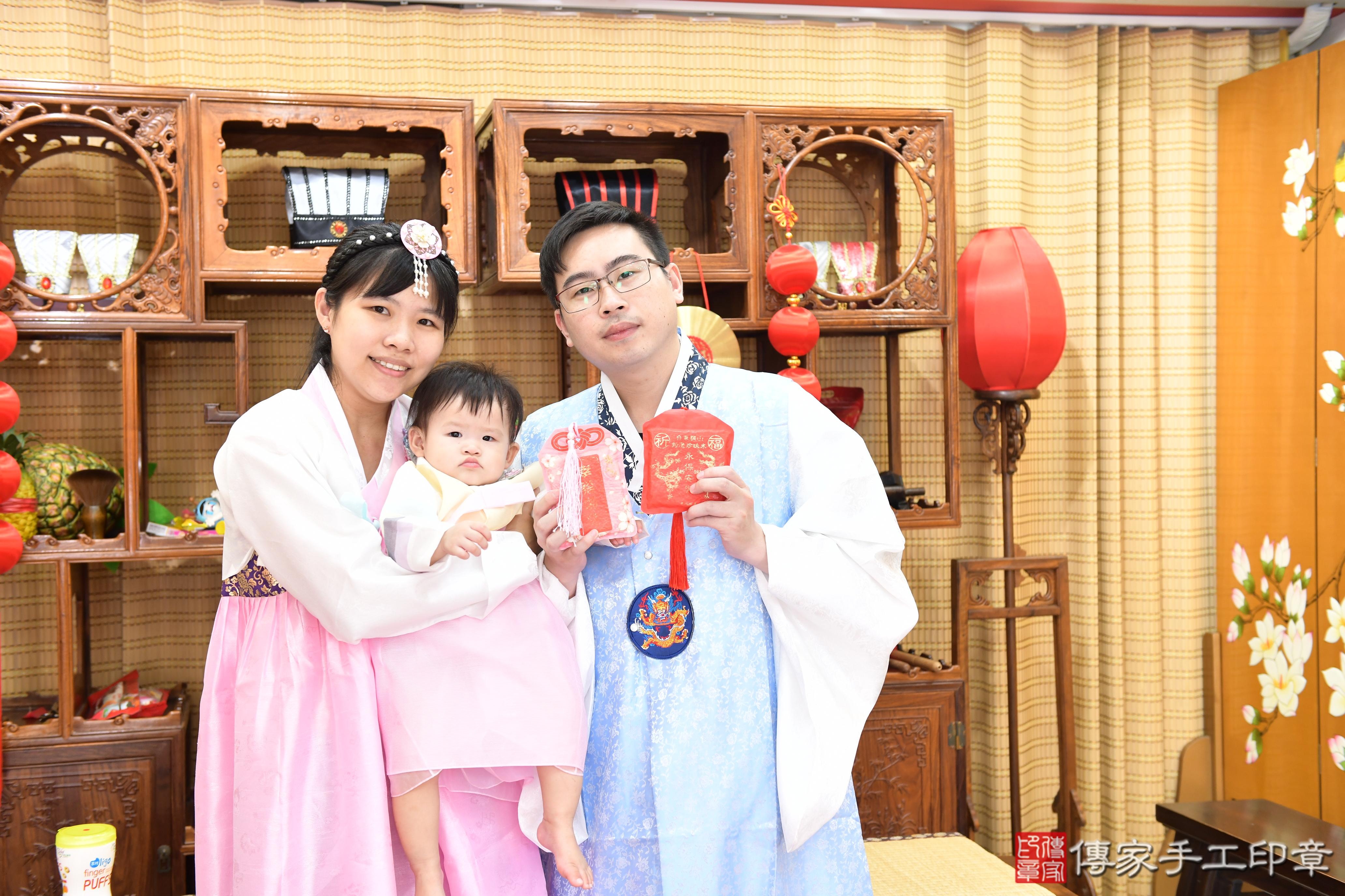 傳家手工印章台南店、抓周、度脺、美式風會場、傳家嬰兒古禮、吉祥話、抓周道具物品24種、拍照。抓周證書。寶寶抓周、滿周歲、生日快樂、祝福