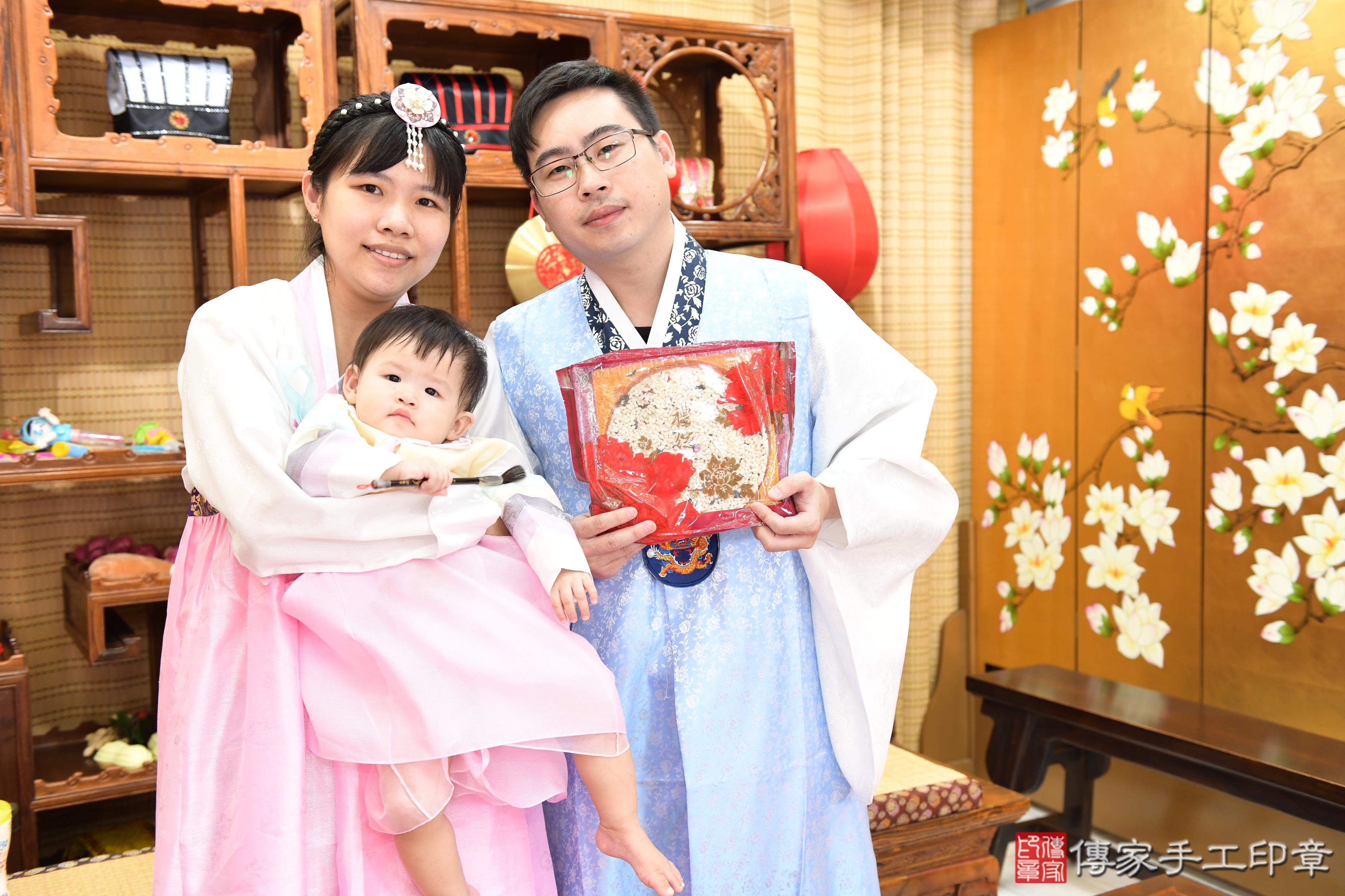 傳家手工印章台南店、抓周、度脺、美式風會場、傳家嬰兒古禮、吉祥話、抓周道具物品24種、拍照。抓周證書。寶寶抓周、滿周歲、生日快樂、祝福