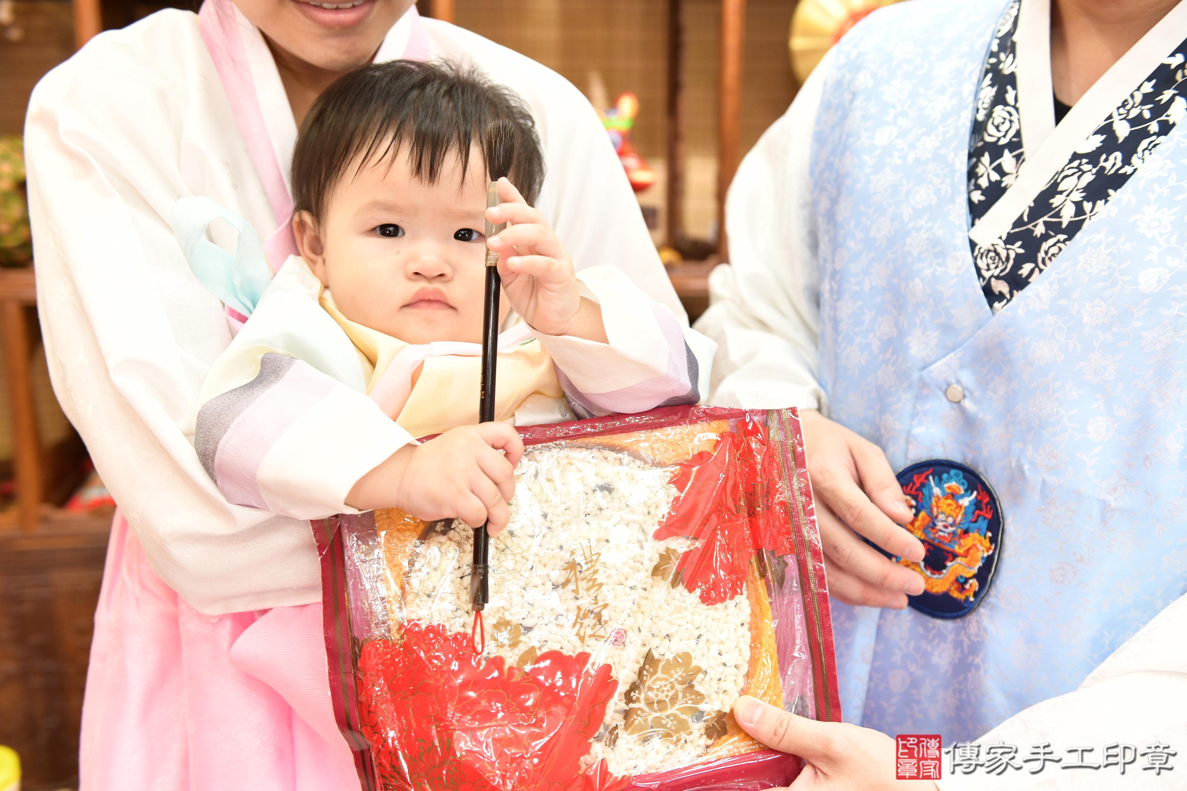 傳家手工印章台南店、抓周、度脺、美式風會場、傳家嬰兒古禮、吉祥話、抓周道具物品24種、拍照。抓周證書。寶寶抓周、滿周歲、生日快樂、祝福