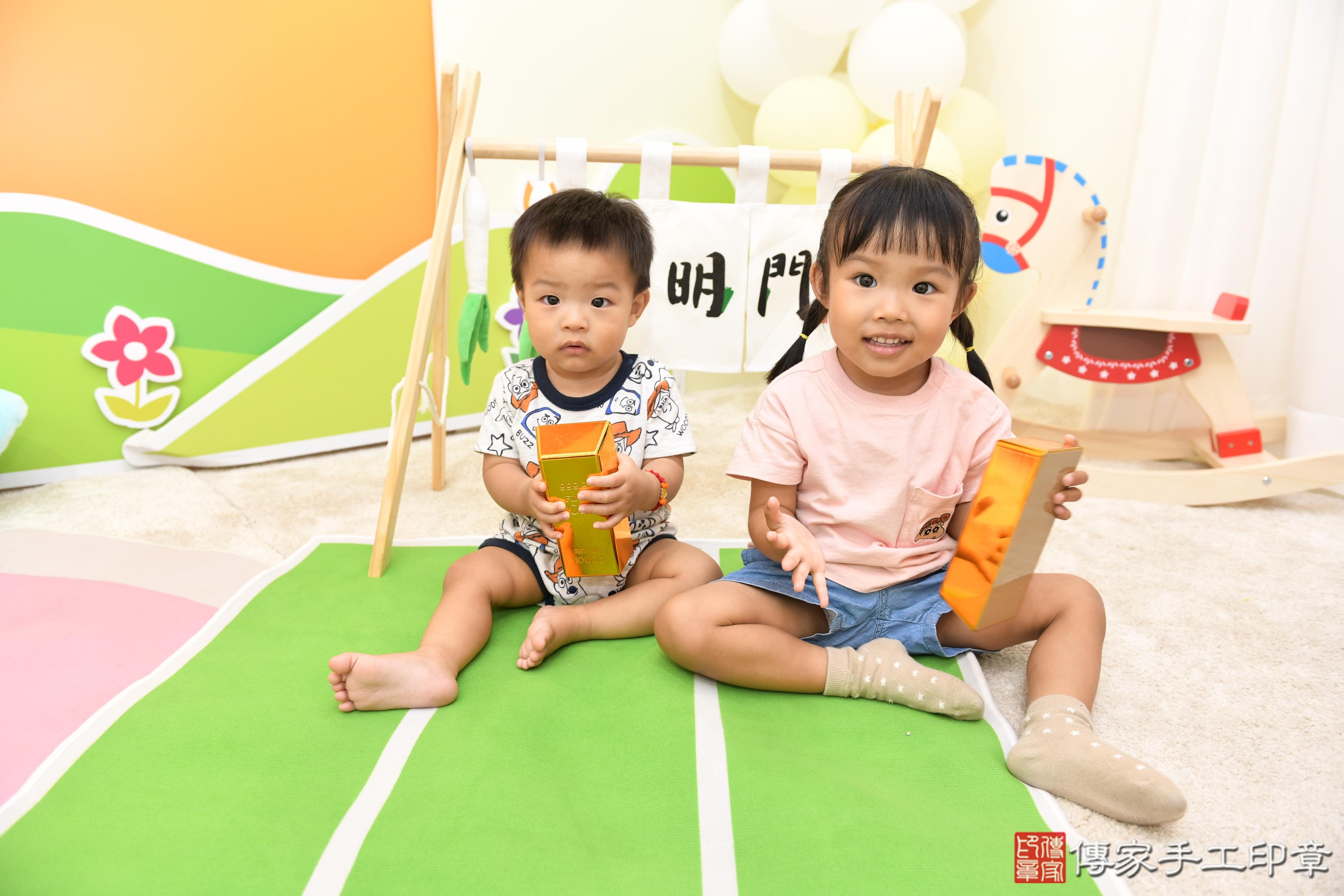 傳家手工印章台南店、抓周、度脺、美式風會場、傳家嬰兒古禮、吉祥話、抓周道具物品24種、拍照。抓周證書。寶寶抓周、滿周歲、生日快樂、祝福