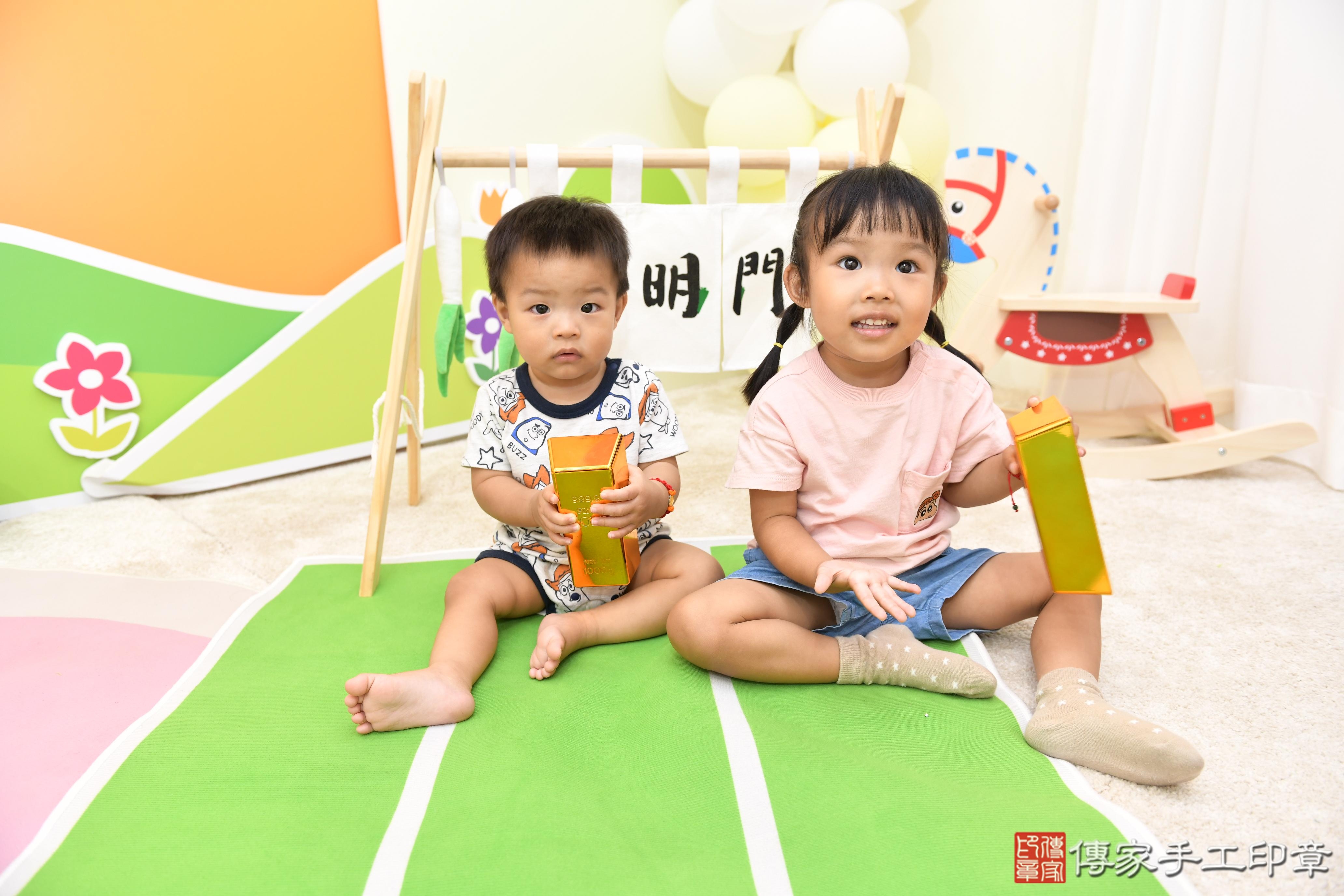 傳家手工印章台南店、抓周、度脺、美式風會場、傳家嬰兒古禮、吉祥話、抓周道具物品24種、拍照。抓周證書。寶寶抓周、滿周歲、生日快樂、祝福