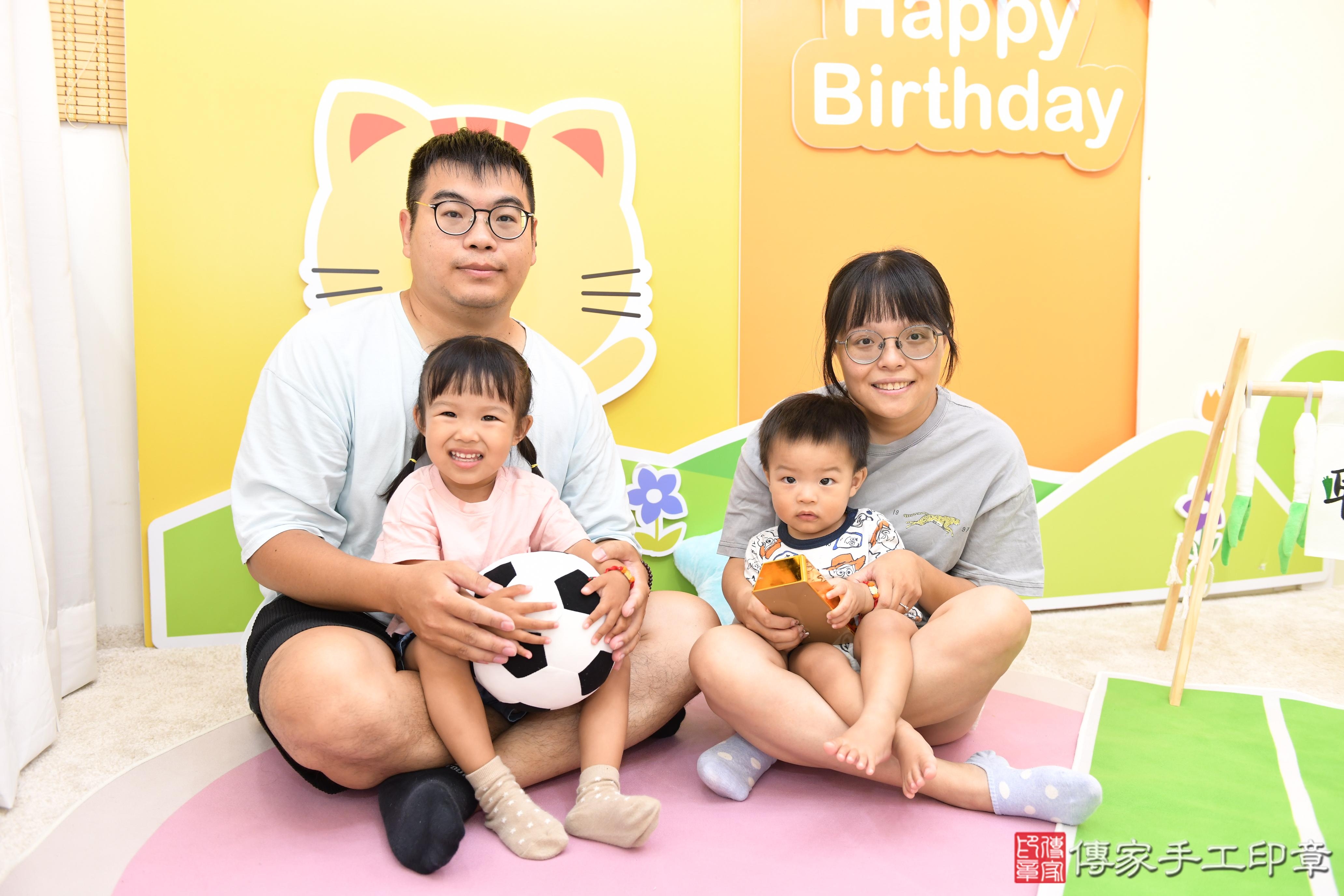 傳家手工印章台南店、抓周、度脺、美式風會場、傳家嬰兒古禮、吉祥話、抓周道具物品24種、拍照。抓周證書。寶寶抓周、滿周歲、生日快樂、祝福