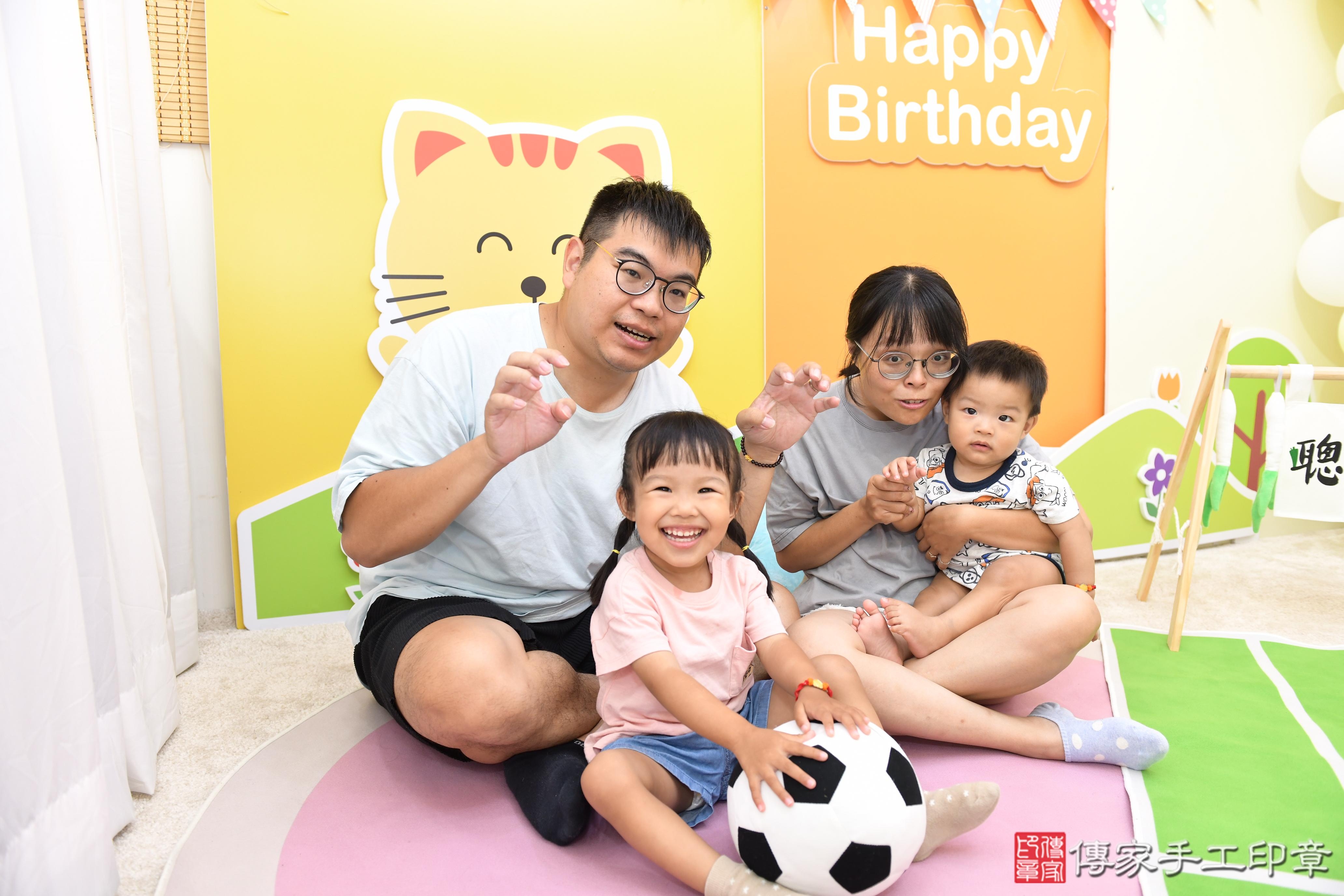 傳家手工印章台南店、抓周、度脺、美式風會場、傳家嬰兒古禮、吉祥話、抓周道具物品24種、拍照。抓周證書。寶寶抓周、滿周歲、生日快樂、祝福