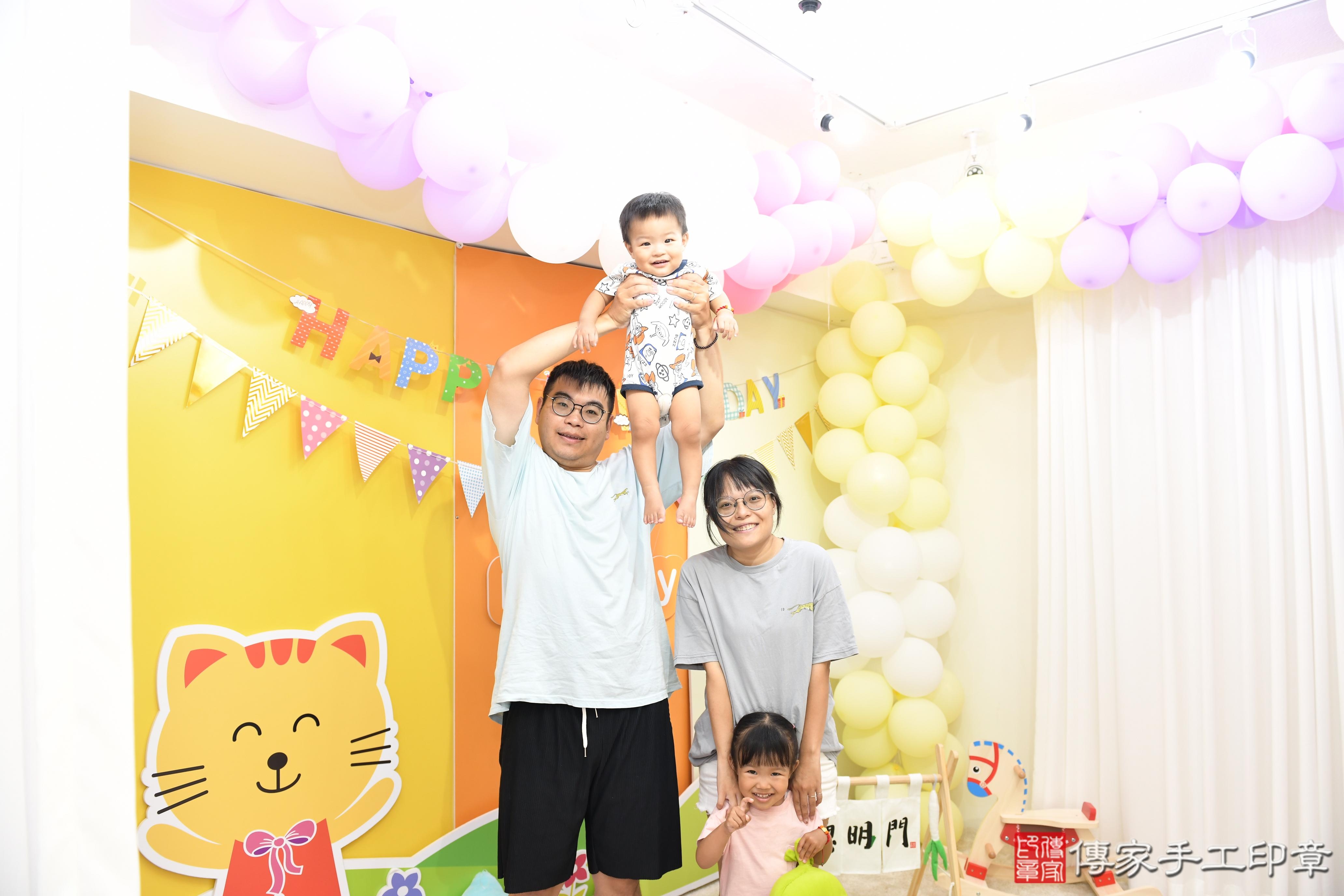 傳家手工印章台南店、抓周、度脺、美式風會場、傳家嬰兒古禮、吉祥話、抓周道具物品24種、拍照。抓周證書。寶寶抓周、滿周歲、生日快樂、祝福