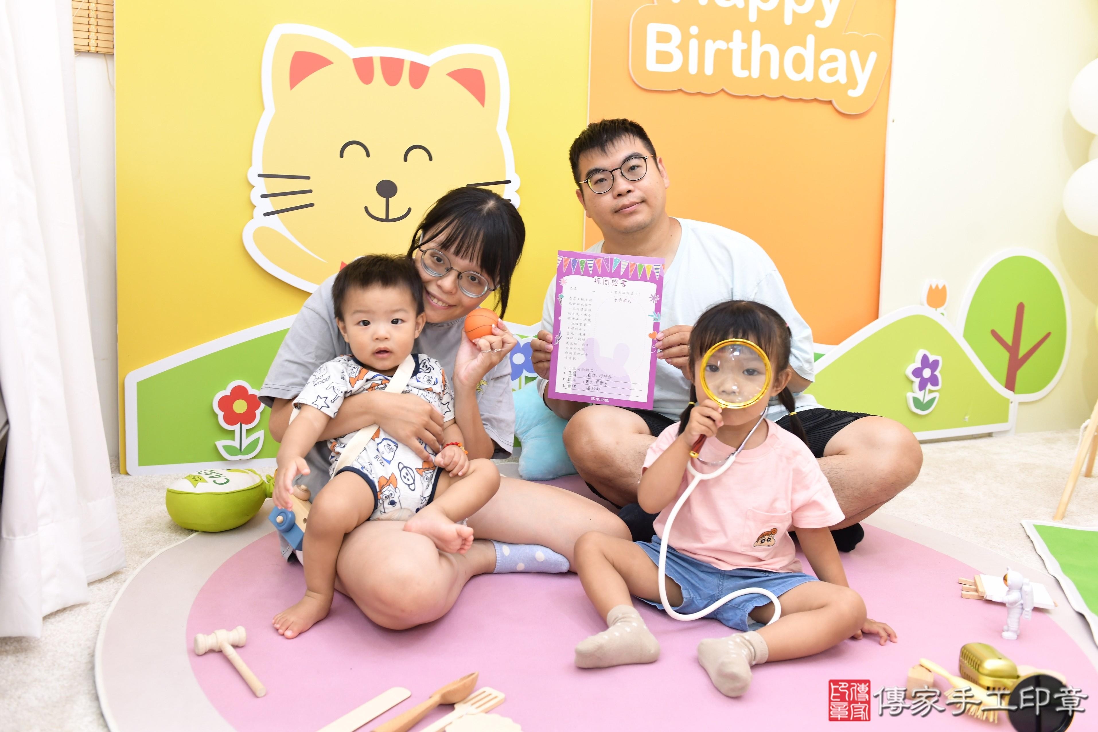 傳家手工印章台南店、抓周、度脺、美式風會場、傳家嬰兒古禮、吉祥話、抓周道具物品24種、拍照。抓周證書。寶寶抓周、滿周歲、生日快樂、祝福