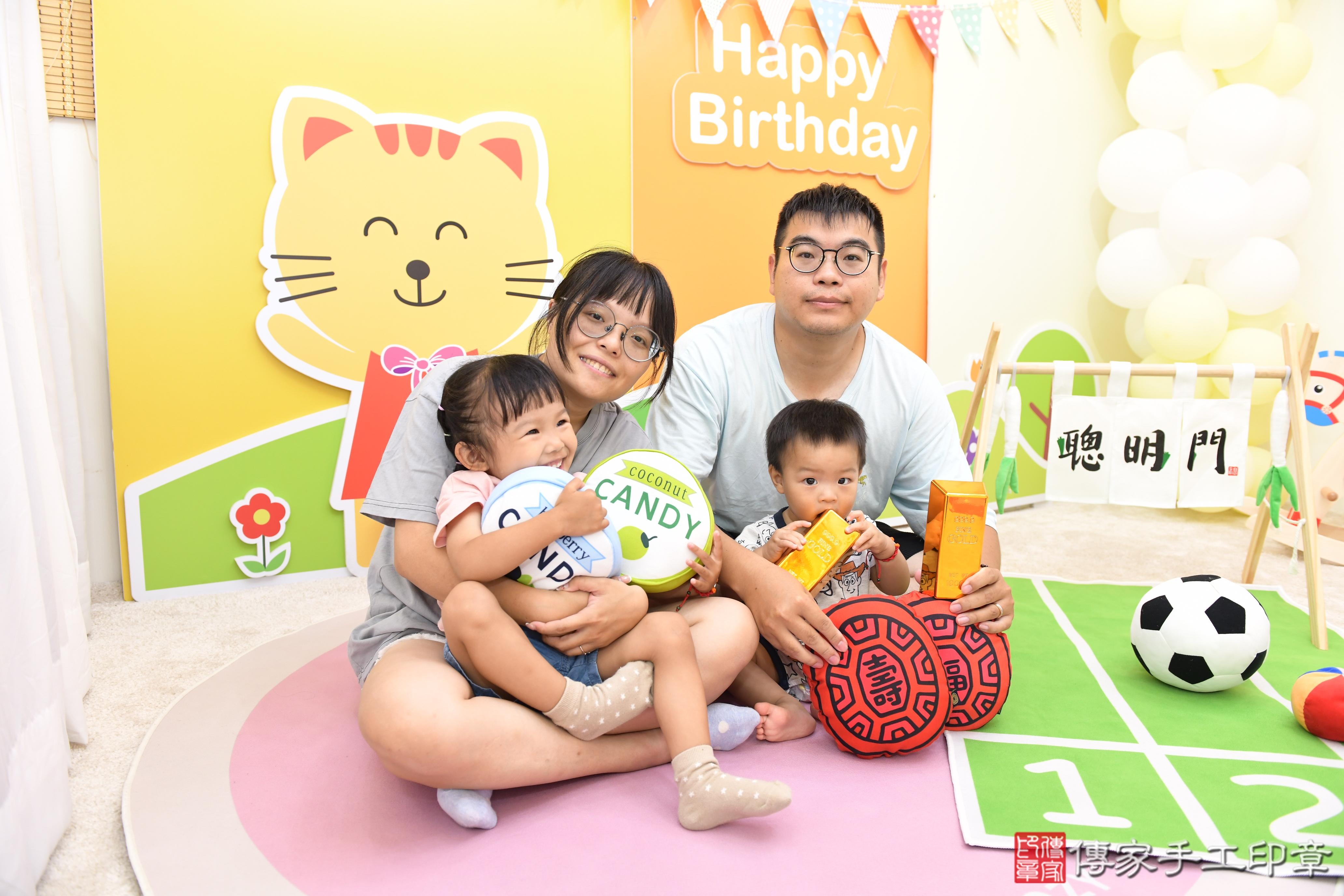 傳家手工印章台南店、抓周、度脺、美式風會場、傳家嬰兒古禮、吉祥話、抓周道具物品24種、拍照。抓周證書。寶寶抓周、滿周歲、生日快樂、祝福