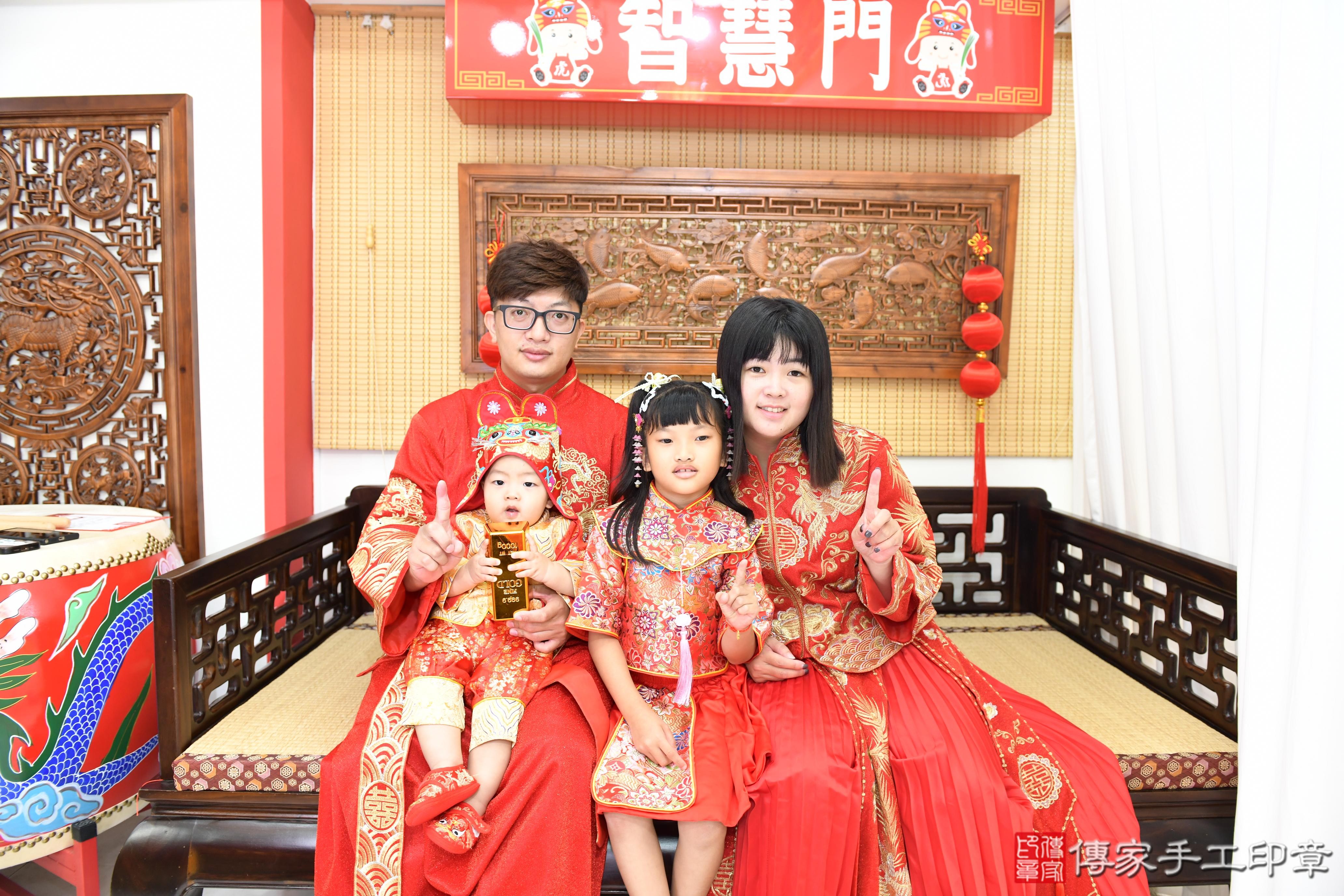 傳家手工印章台南店、抓周、度脺、美式風會場、傳家嬰兒古禮、吉祥話、抓周道具物品24種、拍照。抓周證書。寶寶抓周、滿周歲、生日快樂、祝福