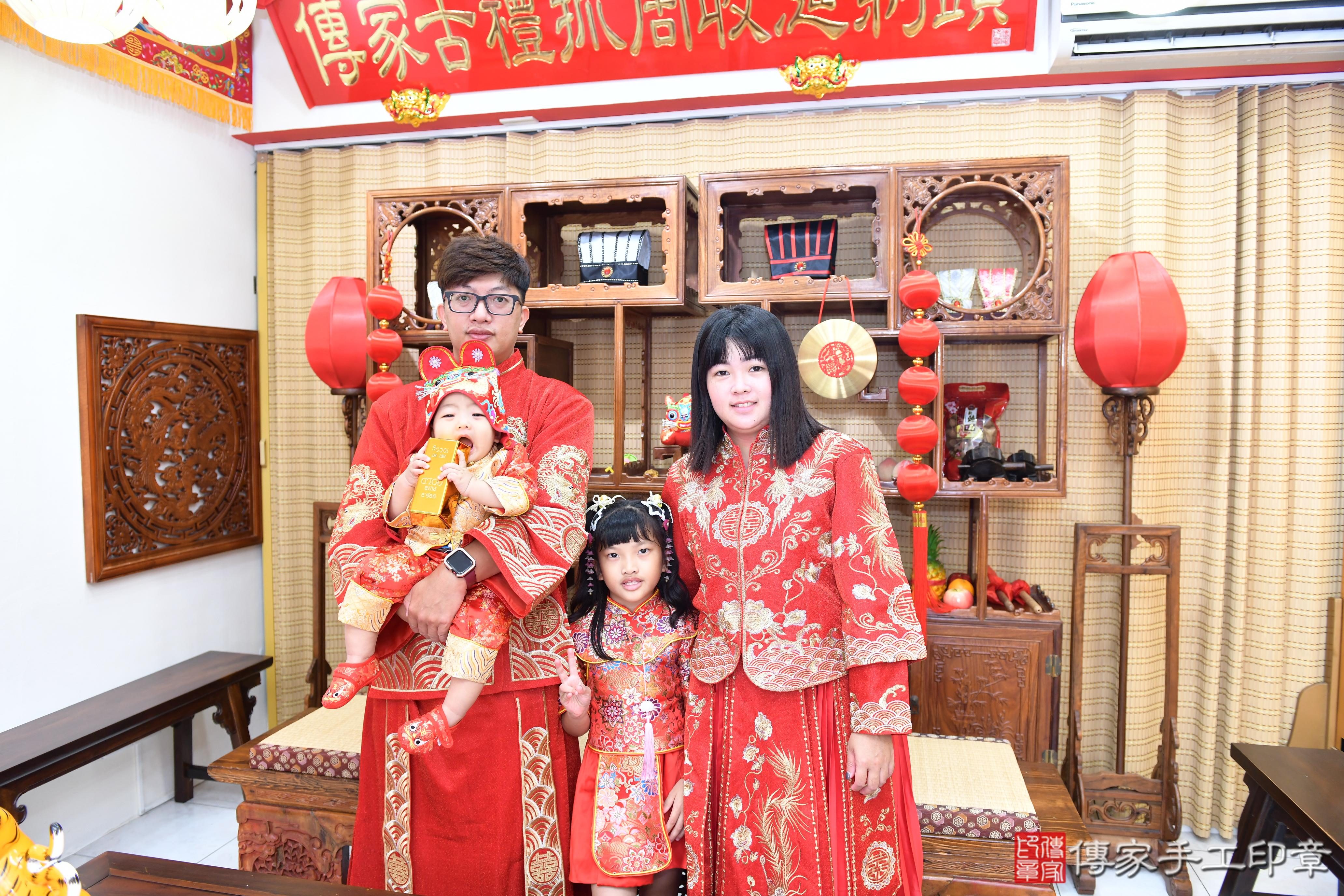 傳家手工印章台南店、抓周、度脺、美式風會場、傳家嬰兒古禮、吉祥話、抓周道具物品24種、拍照。抓周證書。寶寶抓周、滿周歲、生日快樂、祝福