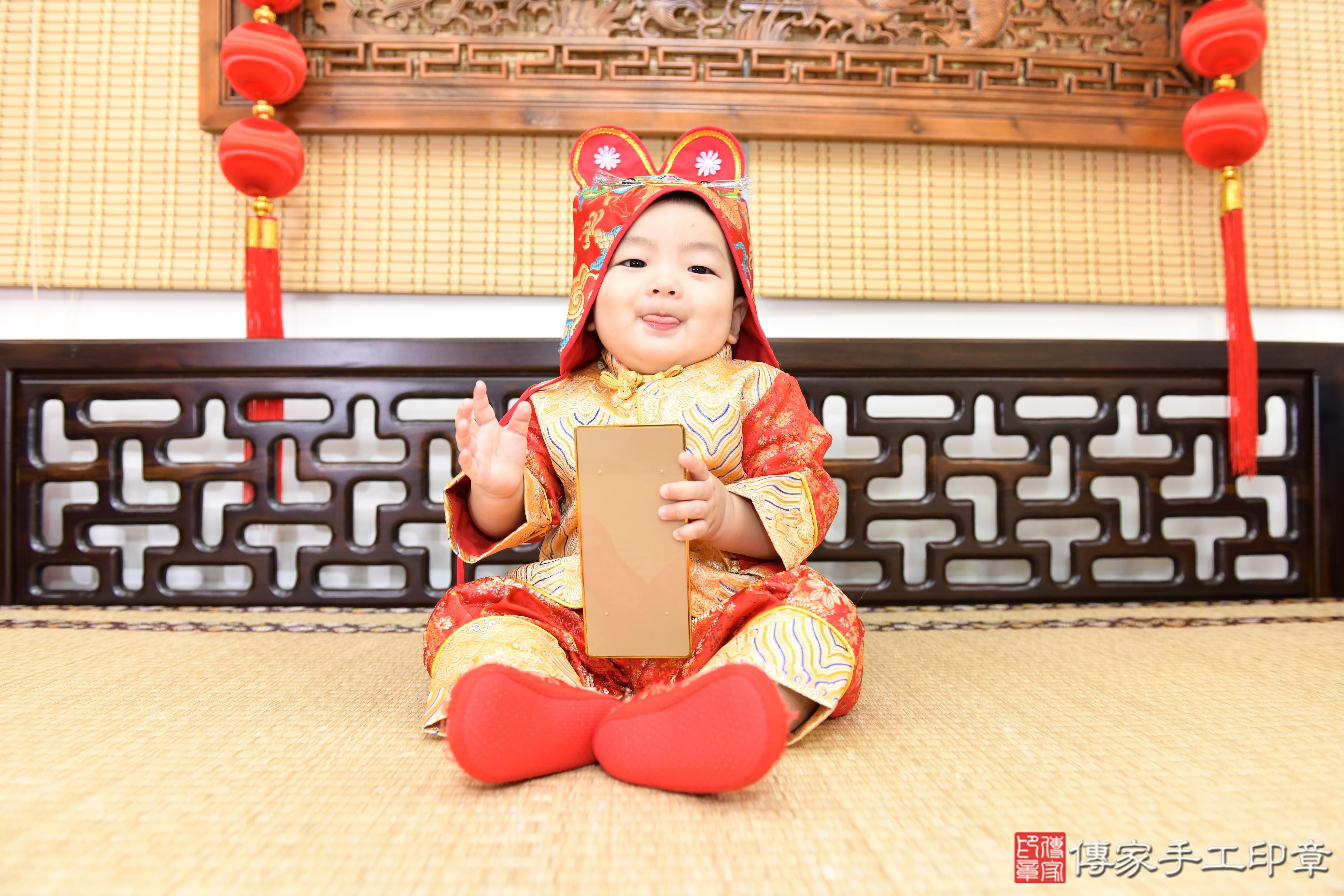 傳家手工印章台南店、抓周、度脺、美式風會場、傳家嬰兒古禮、吉祥話、抓周道具物品24種、拍照。抓周證書。寶寶抓周、滿周歲、生日快樂、祝福