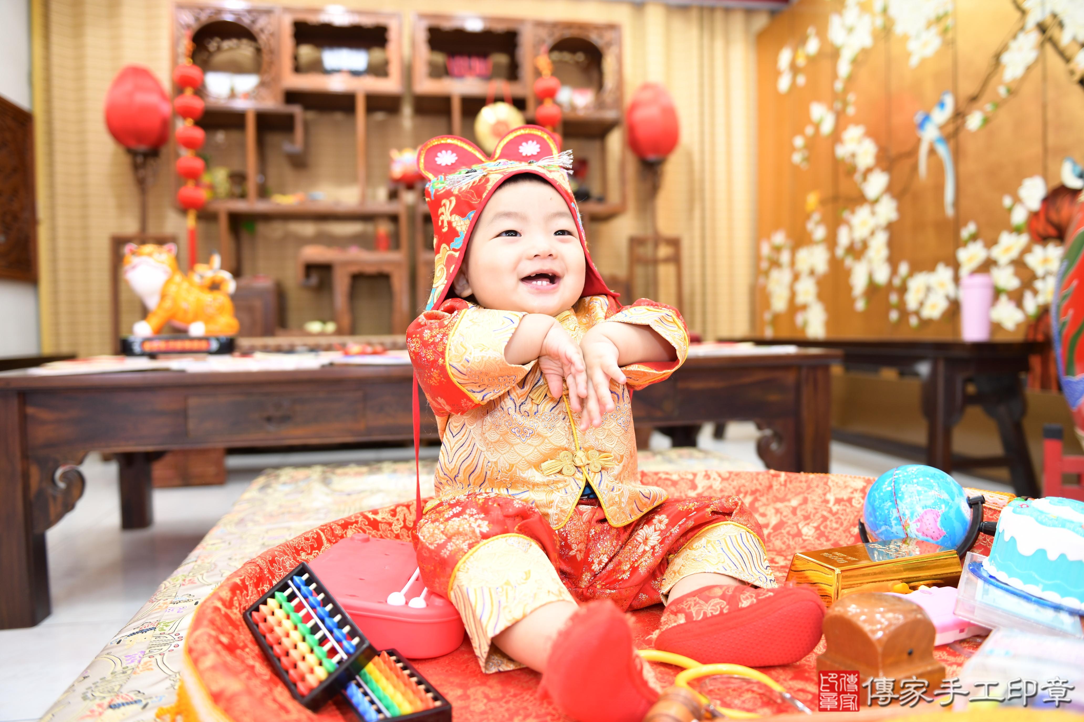 傳家手工印章台南店、抓周、度脺、美式風會場、傳家嬰兒古禮、吉祥話、抓周道具物品24種、拍照。抓周證書。寶寶抓周、滿周歲、生日快樂、祝福