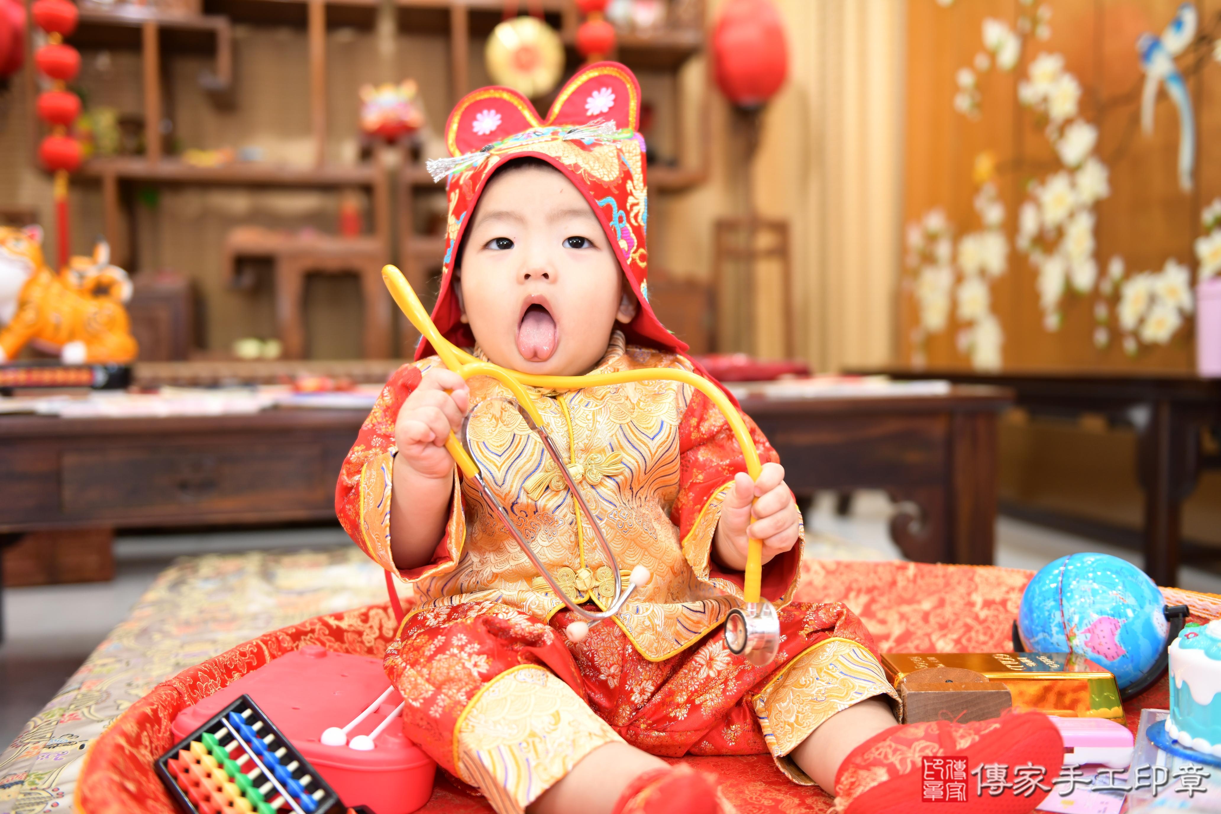 傳家手工印章台南店、抓周、度脺、美式風會場、傳家嬰兒古禮、吉祥話、抓周道具物品24種、拍照。抓周證書。寶寶抓周、滿周歲、生日快樂、祝福