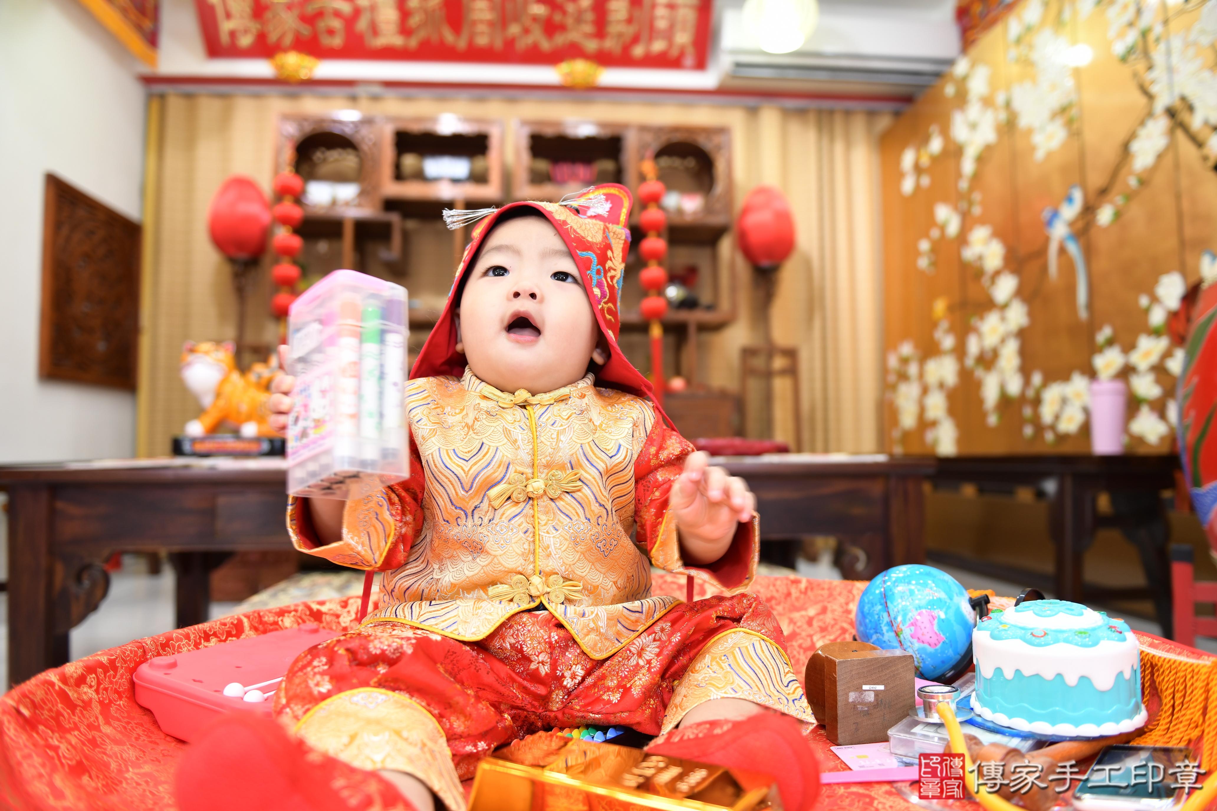 傳家手工印章台南店、抓周、度脺、美式風會場、傳家嬰兒古禮、吉祥話、抓周道具物品24種、拍照。抓周證書。寶寶抓周、滿周歲、生日快樂、祝福
