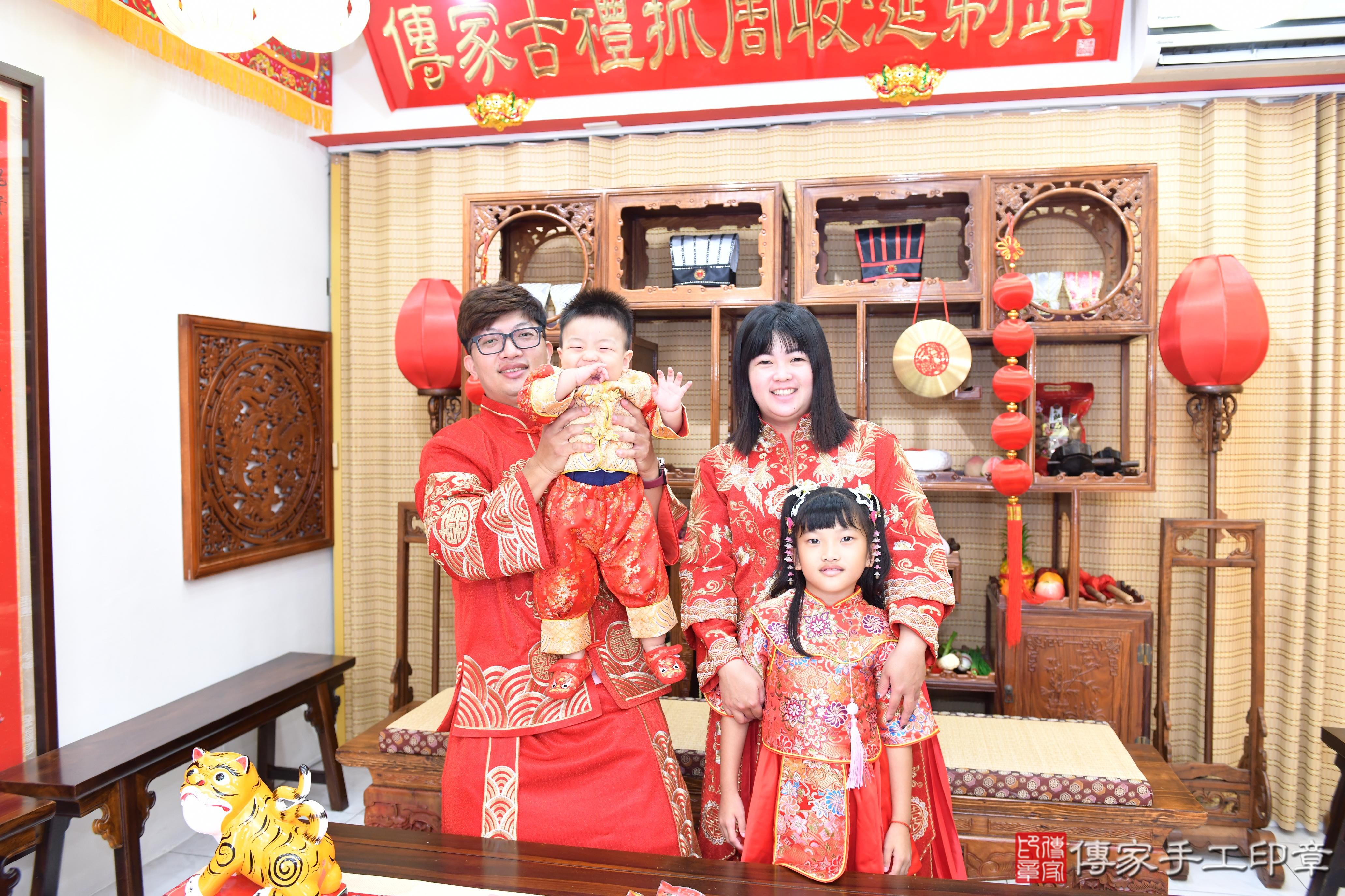 傳家手工印章台南店、抓周、度脺、美式風會場、傳家嬰兒古禮、吉祥話、抓周道具物品24種、拍照。抓周證書。寶寶抓周、滿周歲、生日快樂、祝福