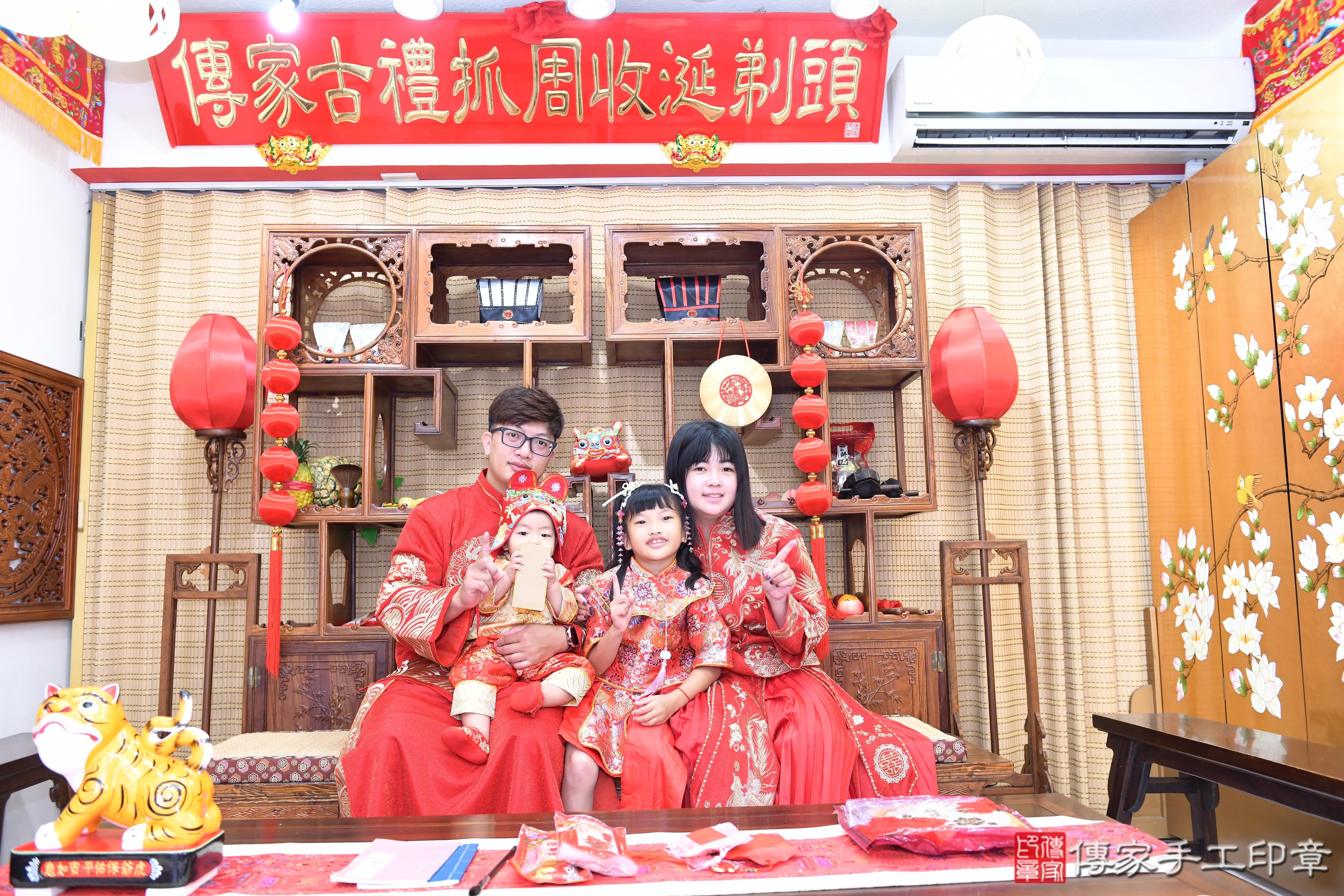 傳家手工印章台南店、抓周、度脺、美式風會場、傳家嬰兒古禮、吉祥話、抓周道具物品24種、拍照。抓周證書。寶寶抓周、滿周歲、生日快樂、祝福