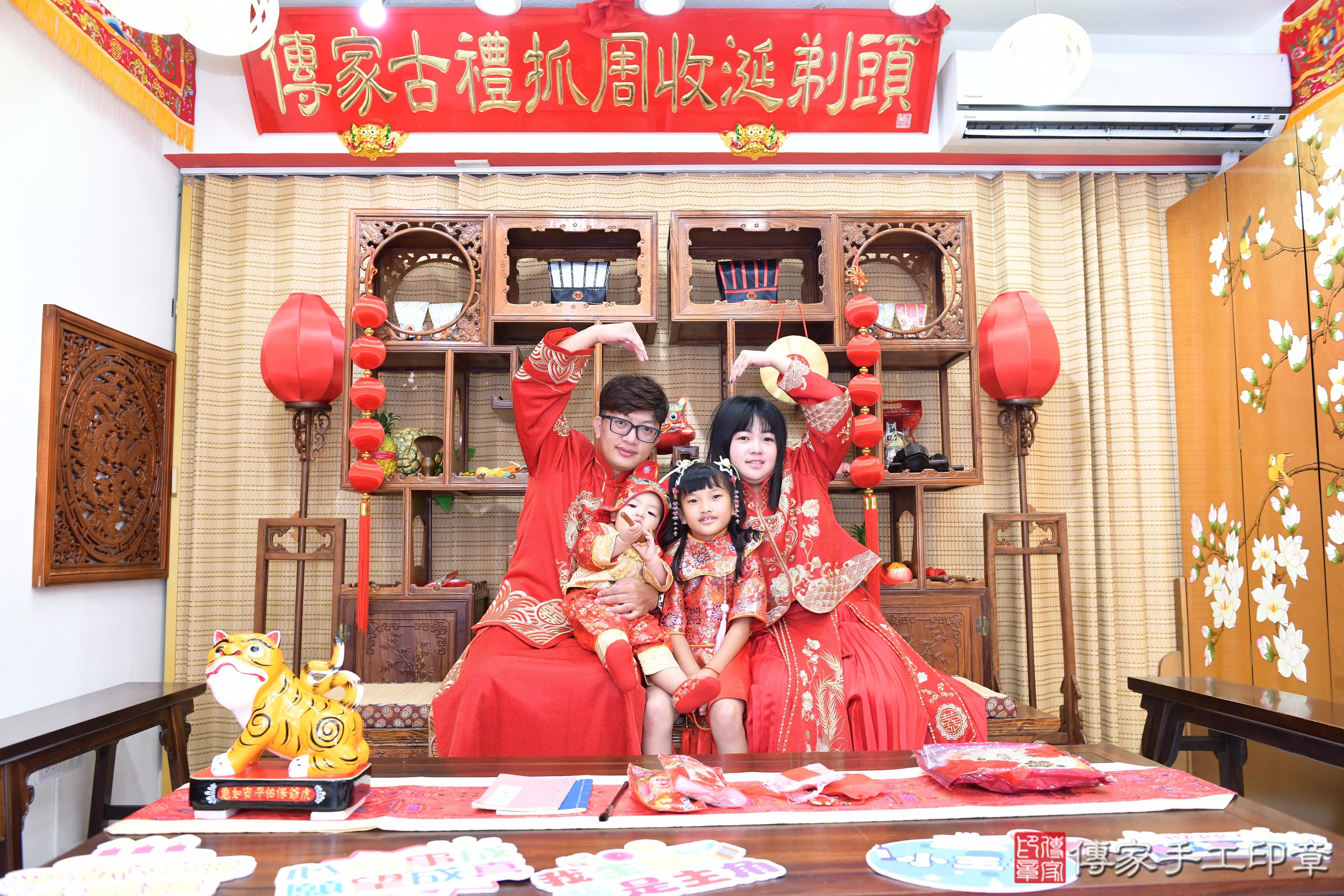 傳家手工印章台南店、抓周、度脺、美式風會場、傳家嬰兒古禮、吉祥話、抓周道具物品24種、拍照。抓周證書。寶寶抓周、滿周歲、生日快樂、祝福