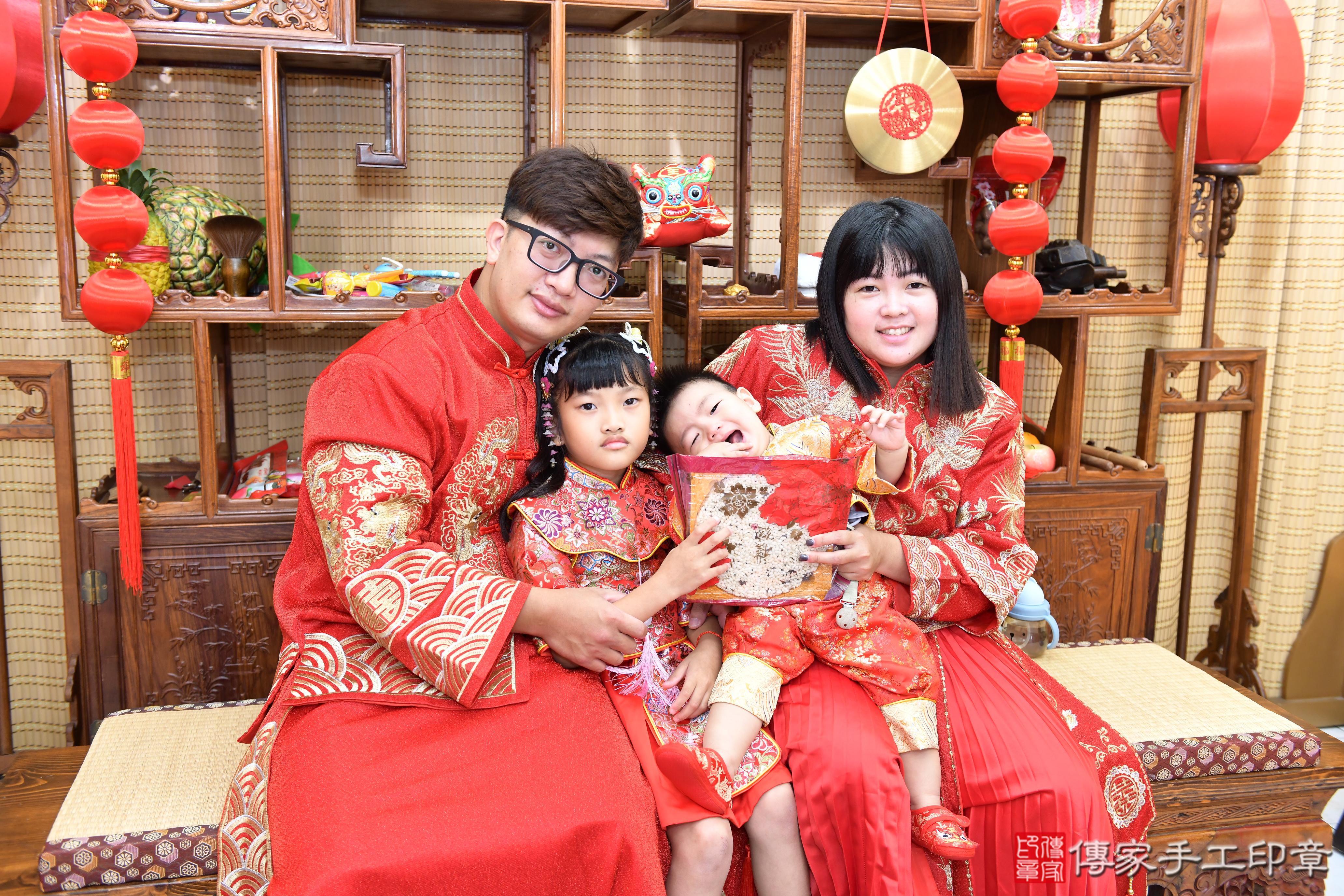 傳家手工印章台南店、抓周、度脺、美式風會場、傳家嬰兒古禮、吉祥話、抓周道具物品24種、拍照。抓周證書。寶寶抓周、滿周歲、生日快樂、祝福
