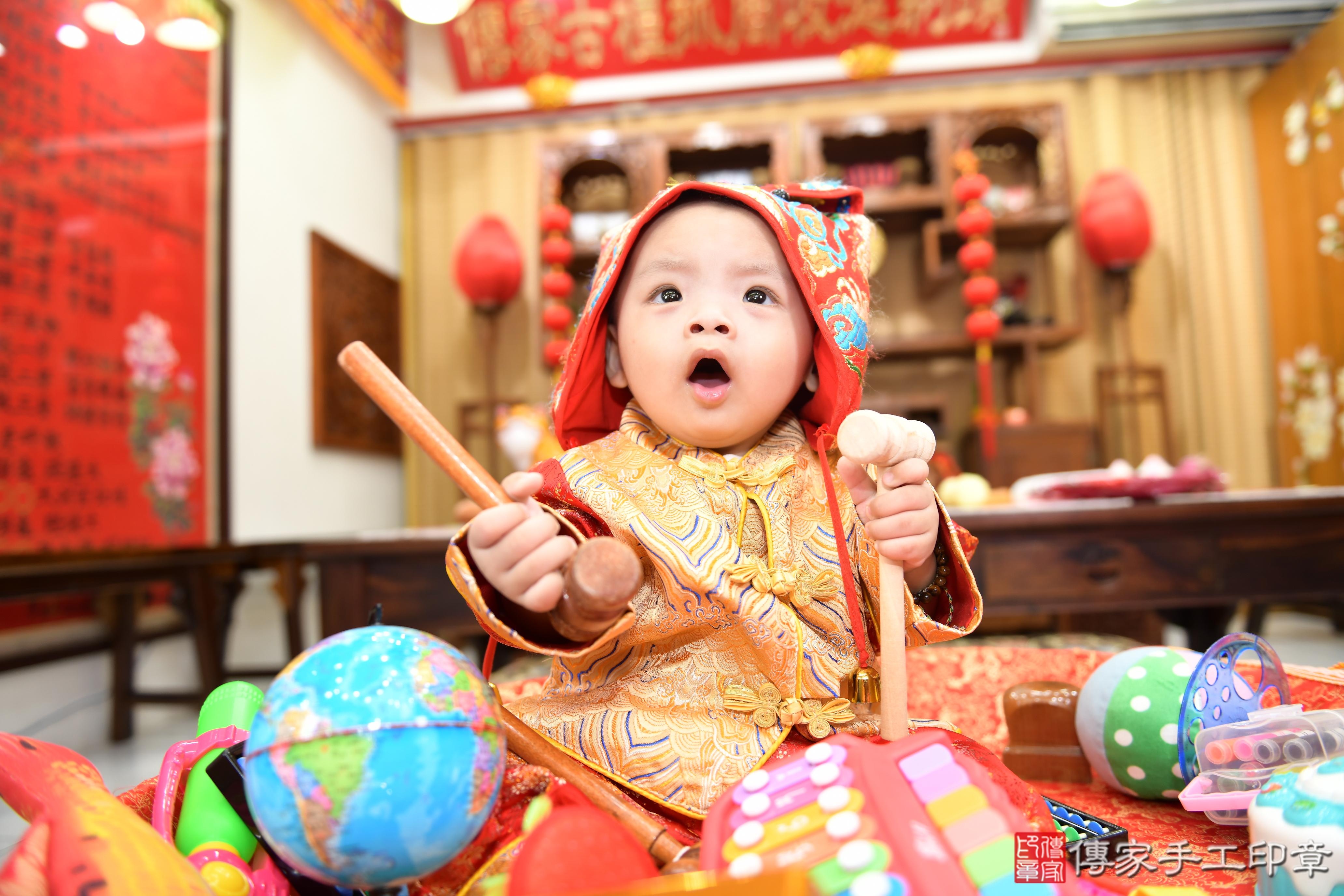 傳家手工印章台南店、抓周、度脺、美式風會場、傳家嬰兒古禮、吉祥話、抓周道具物品24種、拍照。抓周證書。寶寶抓周、滿周歲、生日快樂、祝福 傳家手工印章台南店、抓周、度脺、美式風會場、傳家嬰兒古禮、吉祥話、抓周道具物品24種、拍照。抓周證書。寶寶抓周、滿周歲、生日快樂、祝福