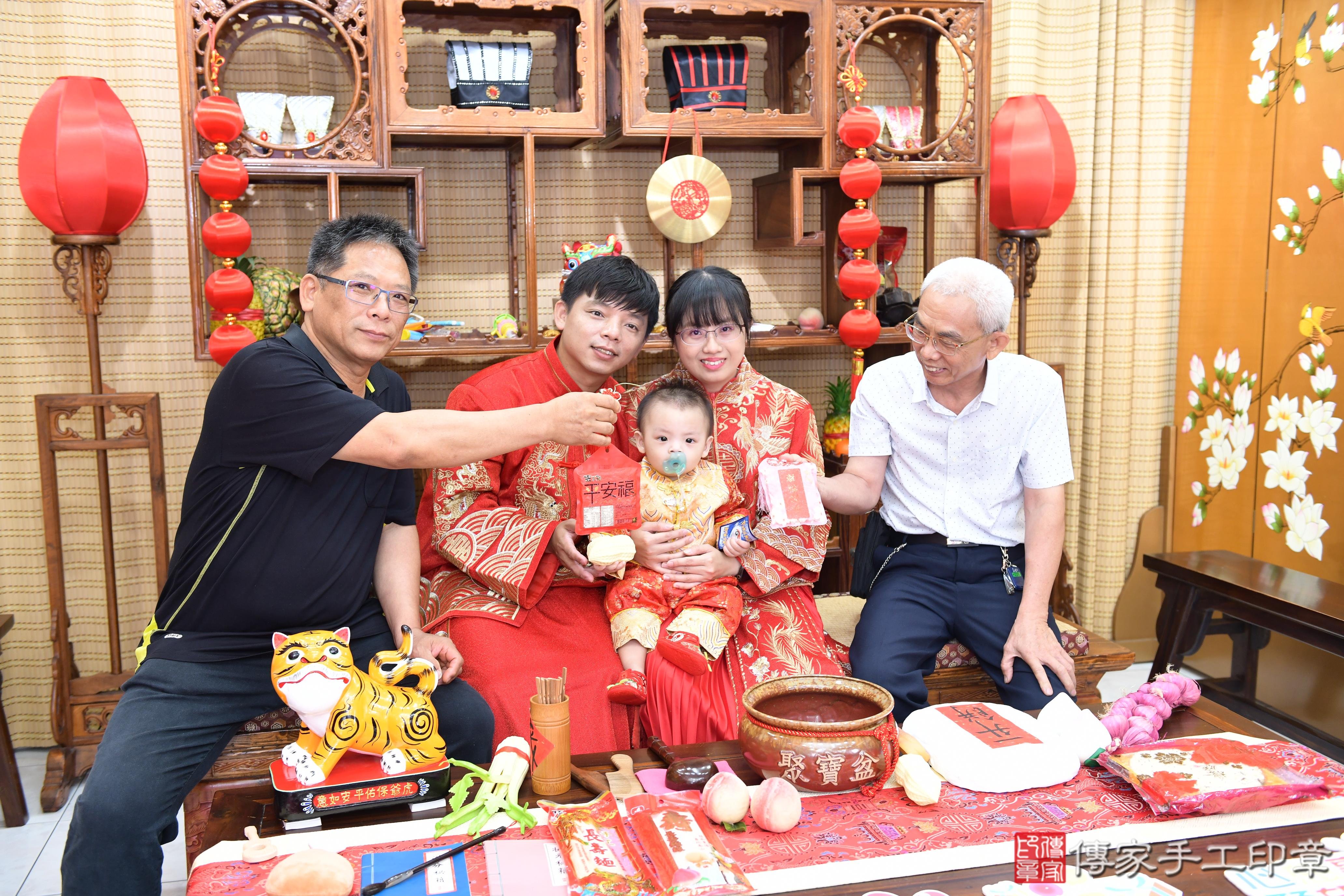 傳家手工印章台南店、抓周、度脺、美式風會場、傳家嬰兒古禮、吉祥話、抓周道具物品24種、拍照。抓周證書。寶寶抓周、滿周歲、生日快樂、祝福 傳家手工印章台南店、抓周、度脺、美式風會場、傳家嬰兒古禮、吉祥話、抓周道具物品24種、拍照。抓周證書。寶寶抓周、滿周歲、生日快樂、祝福