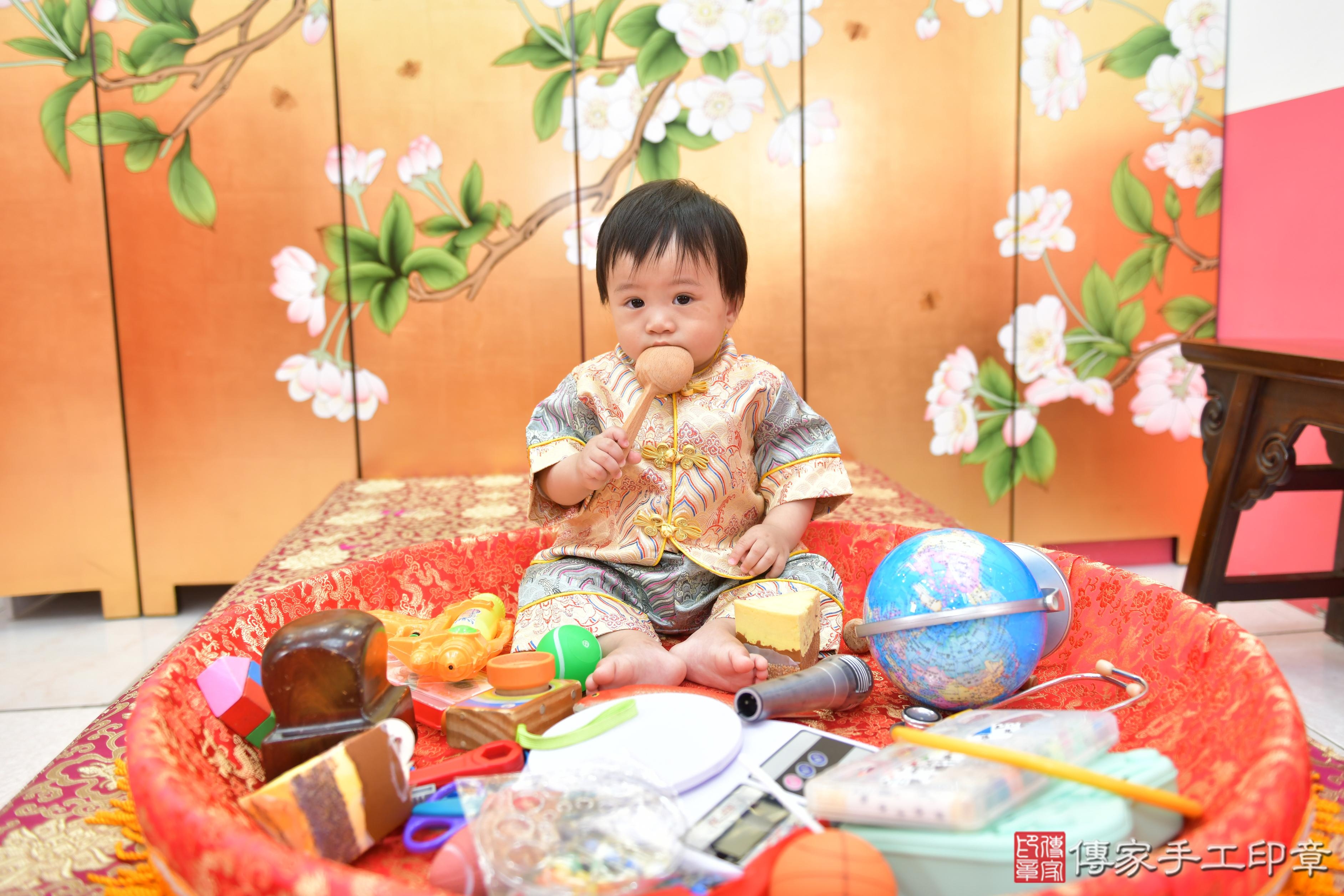 傳家手工印章台中店、抓周、度脺、美式風會場、傳家嬰兒古禮、吉祥話、抓周道具物品24種、拍照。抓周證書。寶寶抓周、滿周歲、生日快樂、祝福 傳家手工印章台中店、抓周、度脺、美式風會場、傳家嬰兒古禮、吉祥話、抓周道具物品24種、拍照。抓周證書。寶寶抓周、滿周歲、生日快樂、祝福