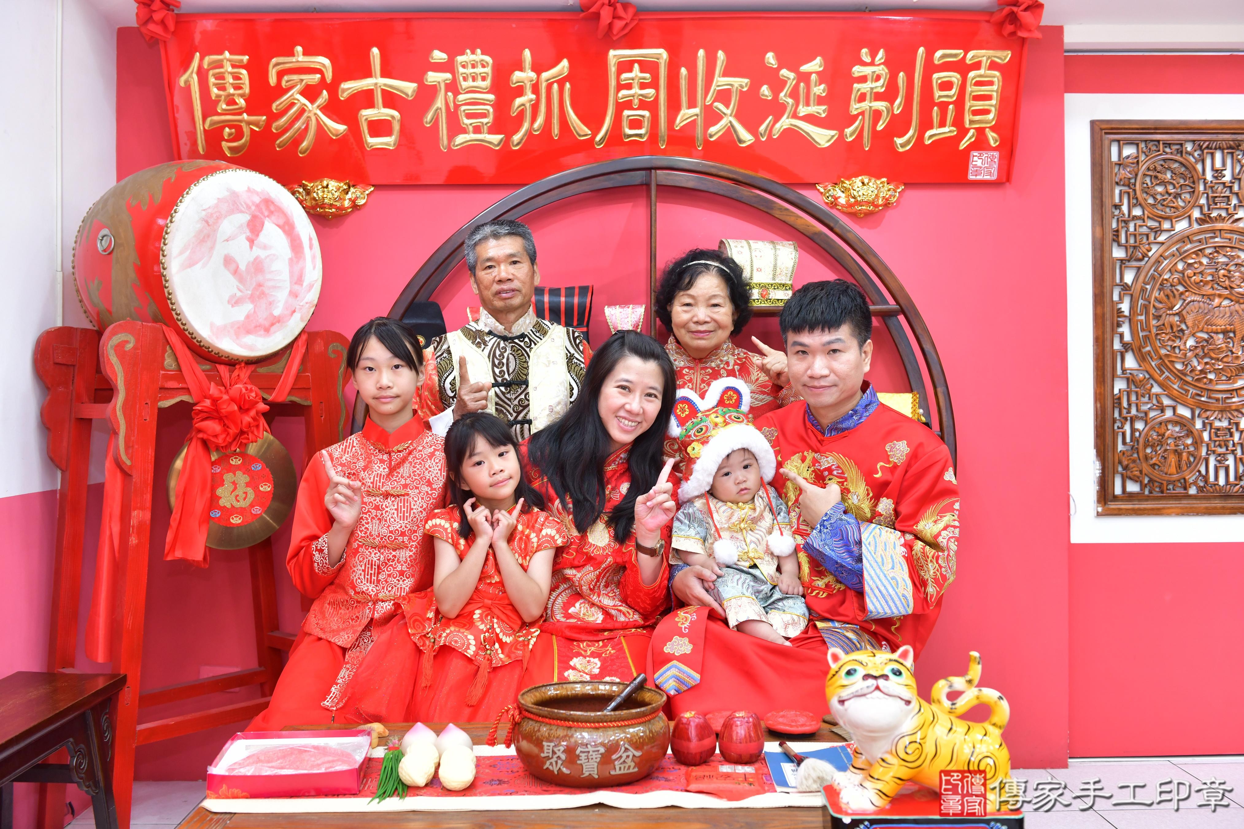 傳家手工印章台中店、抓周、度脺、美式風會場、傳家嬰兒古禮、吉祥話、抓周道具物品24種、拍照。抓周證書。寶寶抓周、滿周歲、生日快樂、祝福 傳家手工印章台中店、抓周、度脺、美式風會場、傳家嬰兒古禮、吉祥話、抓周道具物品24種、拍照。抓周證書。寶寶抓周、滿周歲、生日快樂、祝福