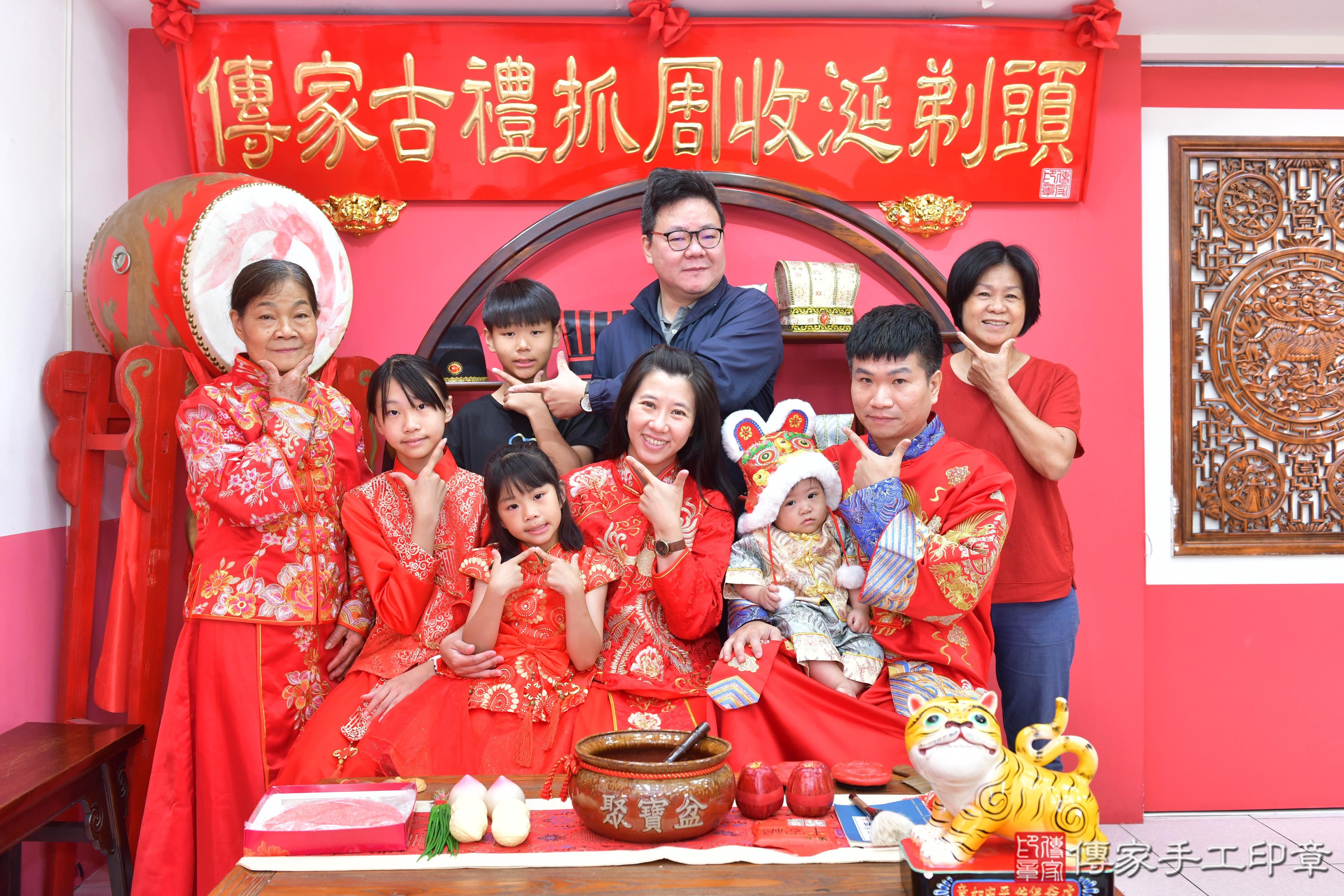 傳家手工印章台中店、抓周、度脺、美式風會場、傳家嬰兒古禮、吉祥話、抓周道具物品24種、拍照。抓周證書。寶寶抓周、滿周歲、生日快樂、祝福 傳家手工印章台中店、抓周、度脺、美式風會場、傳家嬰兒古禮、吉祥話、抓周道具物品24種、拍照。抓周證書。寶寶抓周、滿周歲、生日快樂、祝福