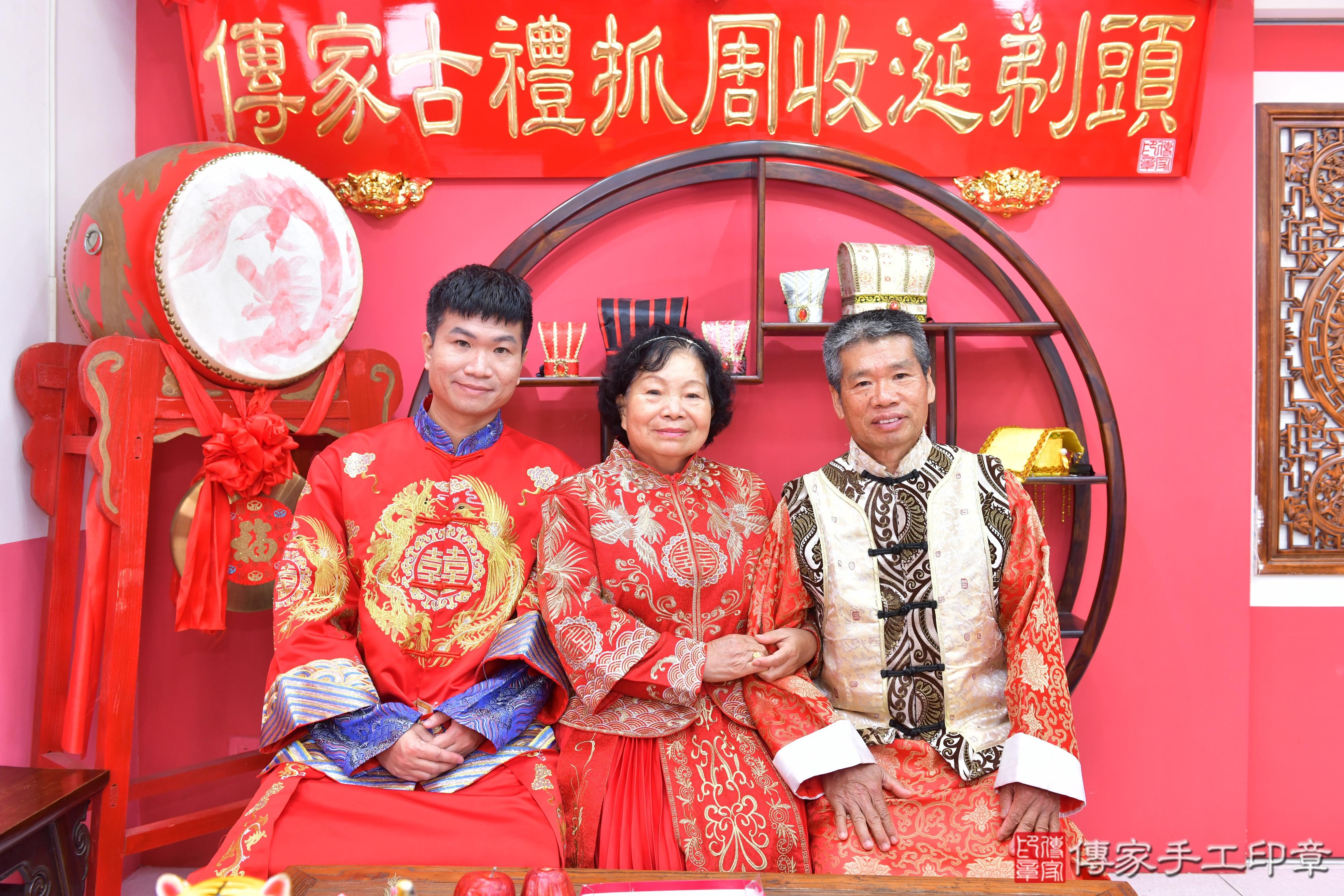 傳家手工印章台中店、抓周、度脺、美式風會場、傳家嬰兒古禮、吉祥話、抓周道具物品24種、拍照。抓周證書。寶寶抓周、滿周歲、生日快樂、祝福 傳家手工印章台中店、抓周、度脺、美式風會場、傳家嬰兒古禮、吉祥話、抓周道具物品24種、拍照。抓周證書。寶寶抓周、滿周歲、生日快樂、祝福