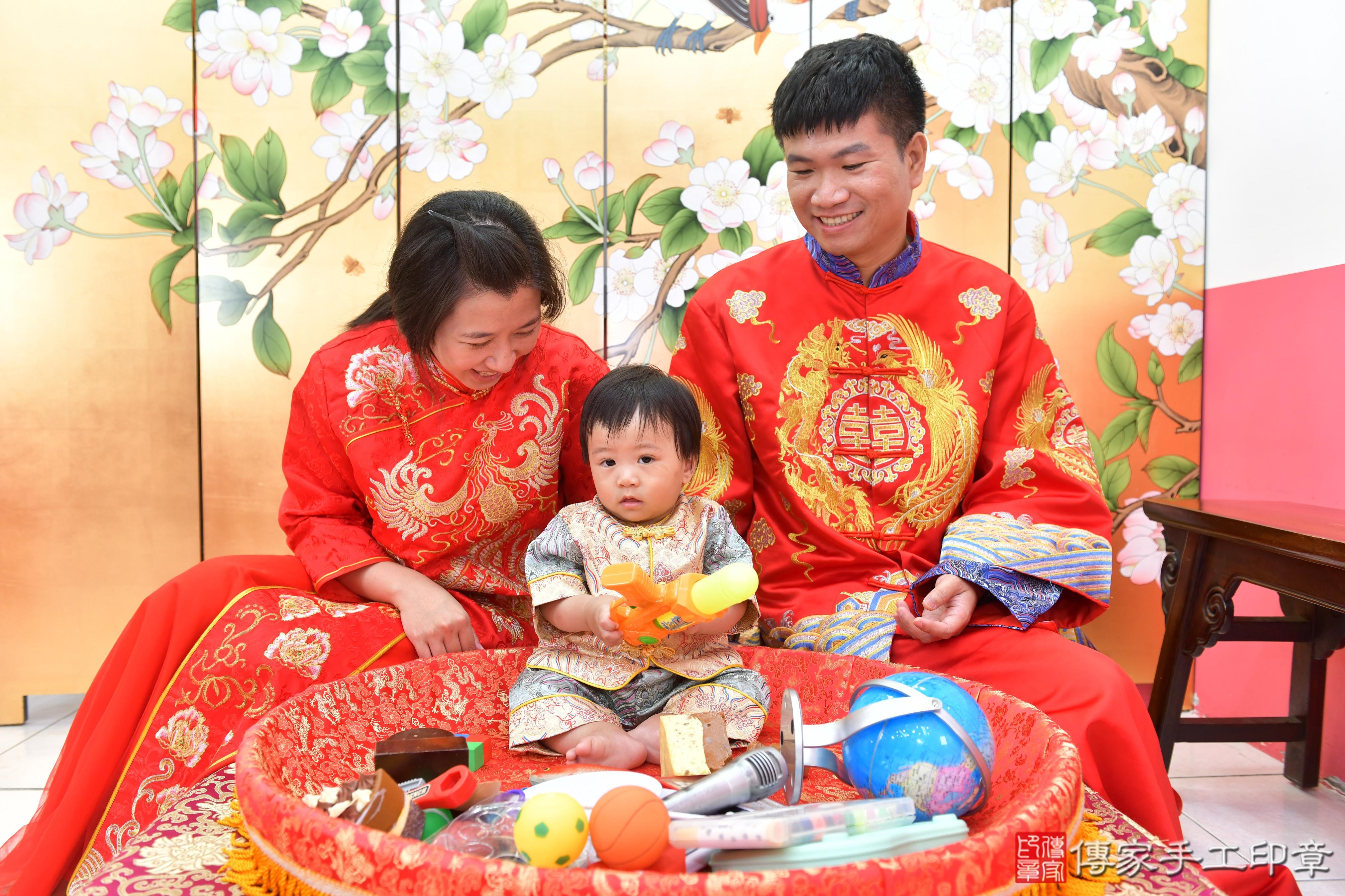 傳家手工印章台中店、抓周、度脺、美式風會場、傳家嬰兒古禮、吉祥話、抓周道具物品24種、拍照。抓周證書。寶寶抓周、滿周歲、生日快樂、祝福 傳家手工印章台中店、抓周、度脺、美式風會場、傳家嬰兒古禮、吉祥話、抓周道具物品24種、拍照。抓周證書。寶寶抓周、滿周歲、生日快樂、祝福