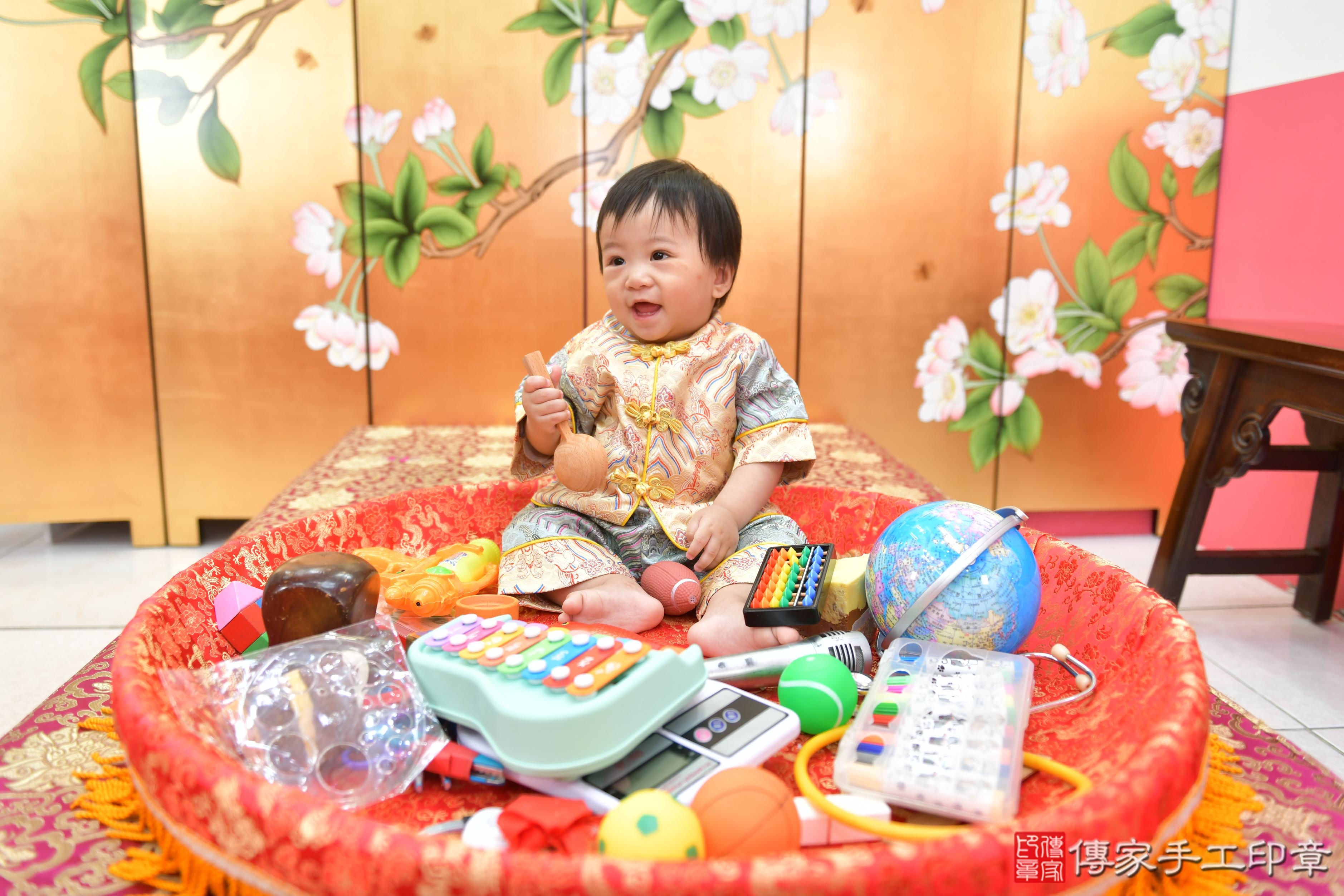 傳家手工印章台中店、抓周、度脺、美式風會場、傳家嬰兒古禮、吉祥話、抓周道具物品24種、拍照。抓周證書。寶寶抓周、滿周歲、生日快樂、祝福 傳家手工印章台中店、抓周、度脺、美式風會場、傳家嬰兒古禮、吉祥話、抓周道具物品24種、拍照。抓周證書。寶寶抓周、滿周歲、生日快樂、祝福