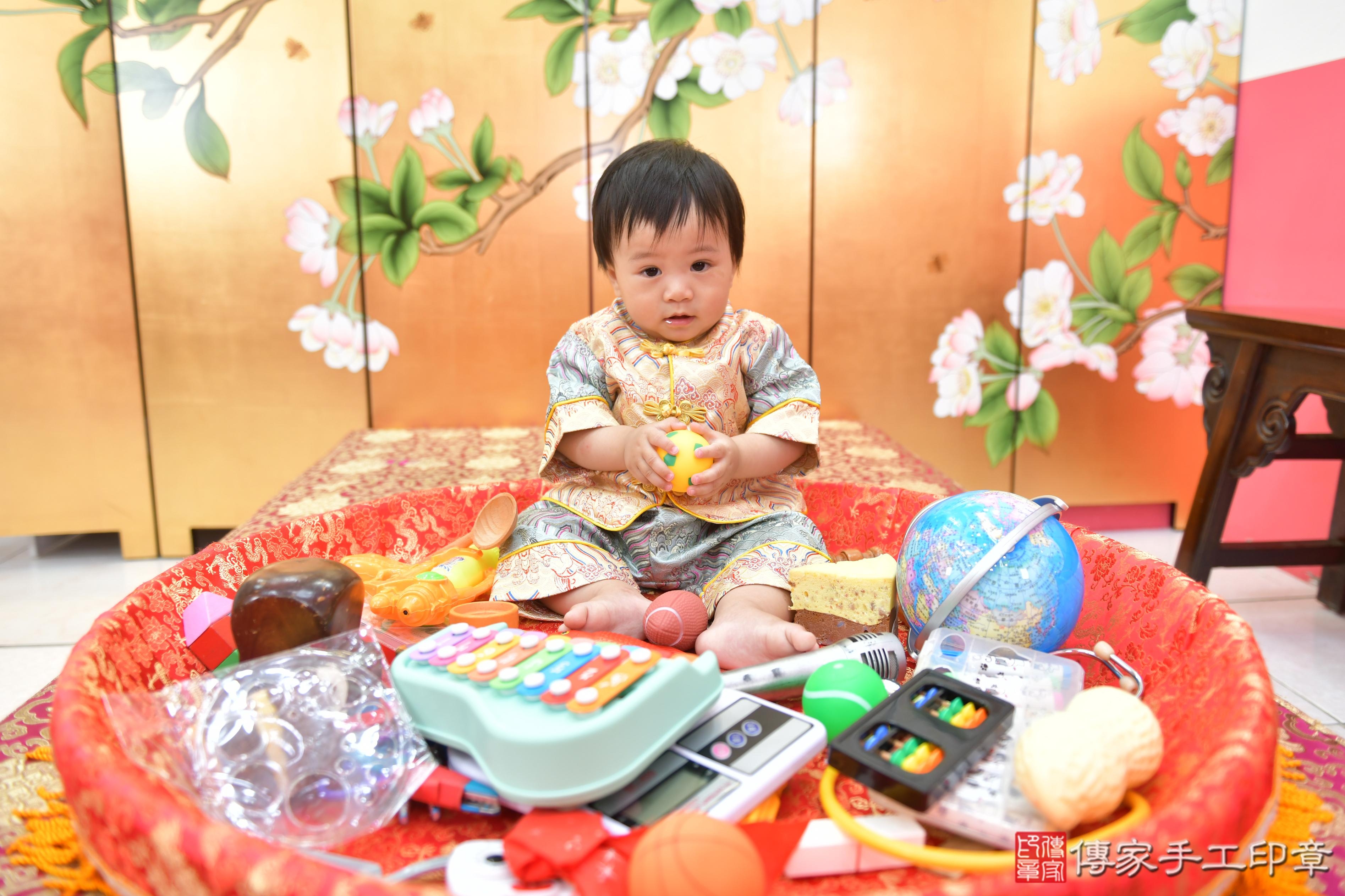傳家手工印章台中店、抓周、度脺、美式風會場、傳家嬰兒古禮、吉祥話、抓周道具物品24種、拍照。抓周證書。寶寶抓周、滿周歲、生日快樂、祝福 傳家手工印章台中店、抓周、度脺、美式風會場、傳家嬰兒古禮、吉祥話、抓周道具物品24種、拍照。抓周證書。寶寶抓周、滿周歲、生日快樂、祝福