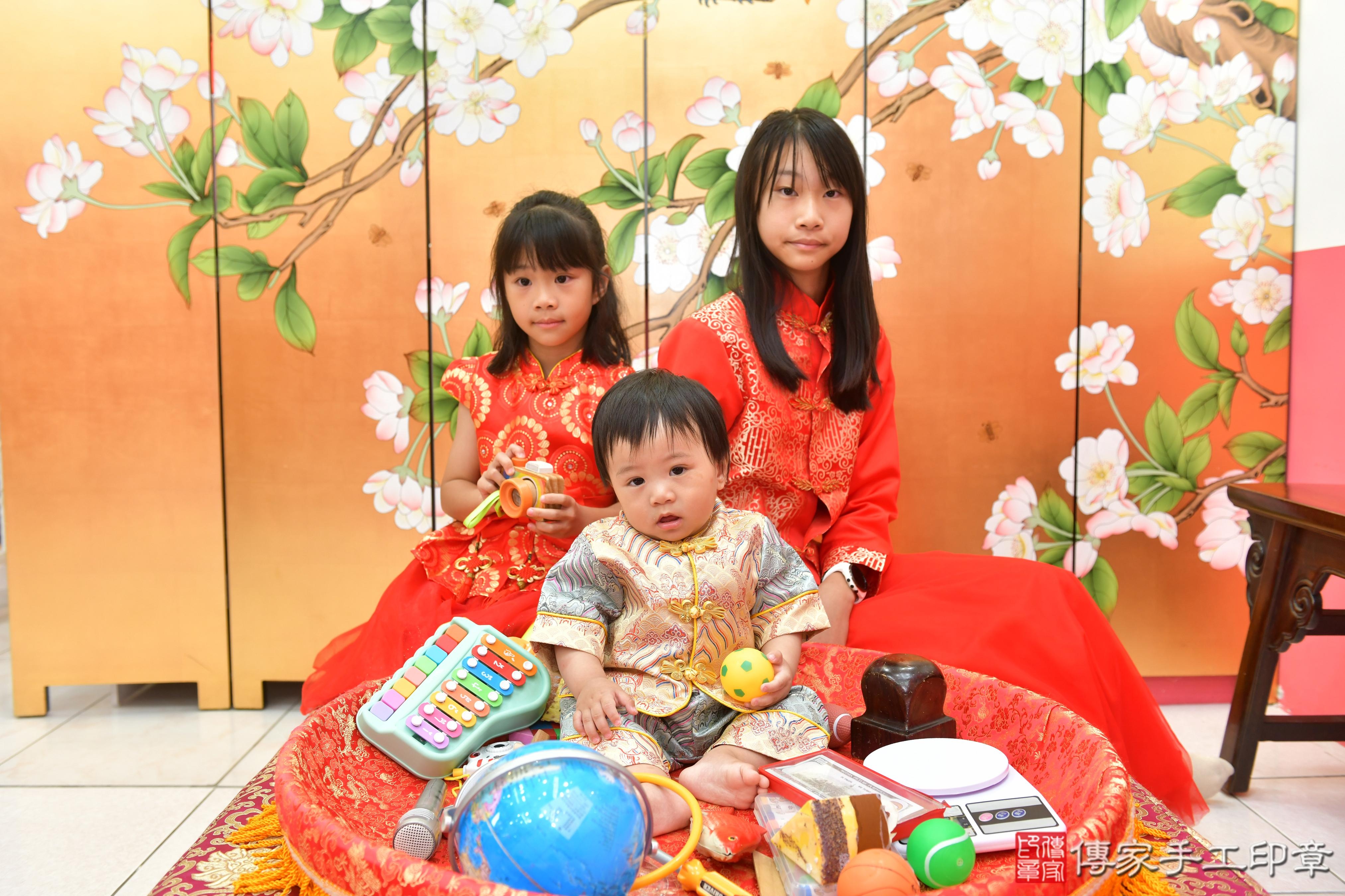 傳家手工印章台中店、抓周、度脺、美式風會場、傳家嬰兒古禮、吉祥話、抓周道具物品24種、拍照。抓周證書。寶寶抓周、滿周歲、生日快樂、祝福 傳家手工印章台中店、抓周、度脺、美式風會場、傳家嬰兒古禮、吉祥話、抓周道具物品24種、拍照。抓周證書。寶寶抓周、滿周歲、生日快樂、祝福