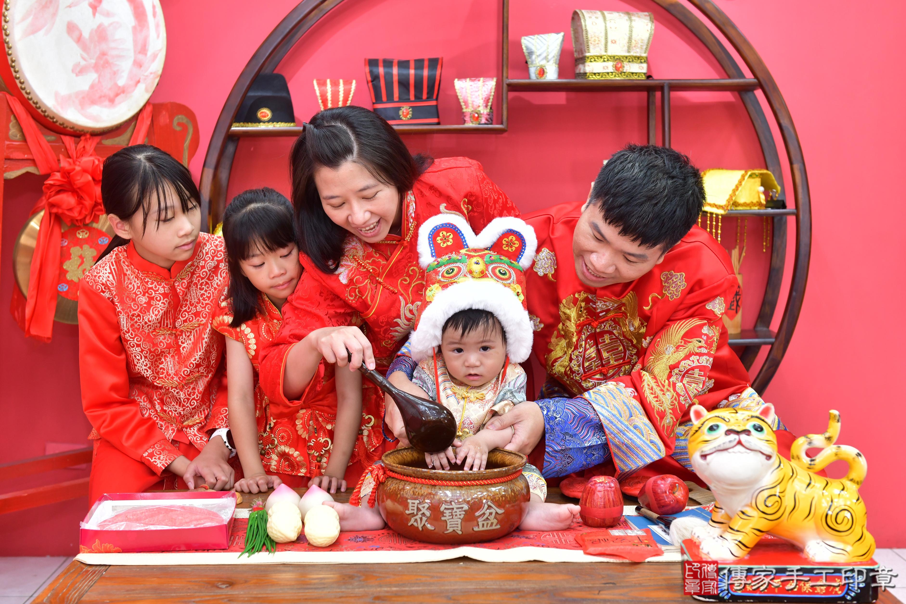傳家手工印章台中店、抓周、度脺、美式風會場、傳家嬰兒古禮、吉祥話、抓周道具物品24種、拍照。抓周證書。寶寶抓周、滿周歲、生日快樂、祝福 傳家手工印章台中店、抓周、度脺、美式風會場、傳家嬰兒古禮、吉祥話、抓周道具物品24種、拍照。抓周證書。寶寶抓周、滿周歲、生日快樂、祝福