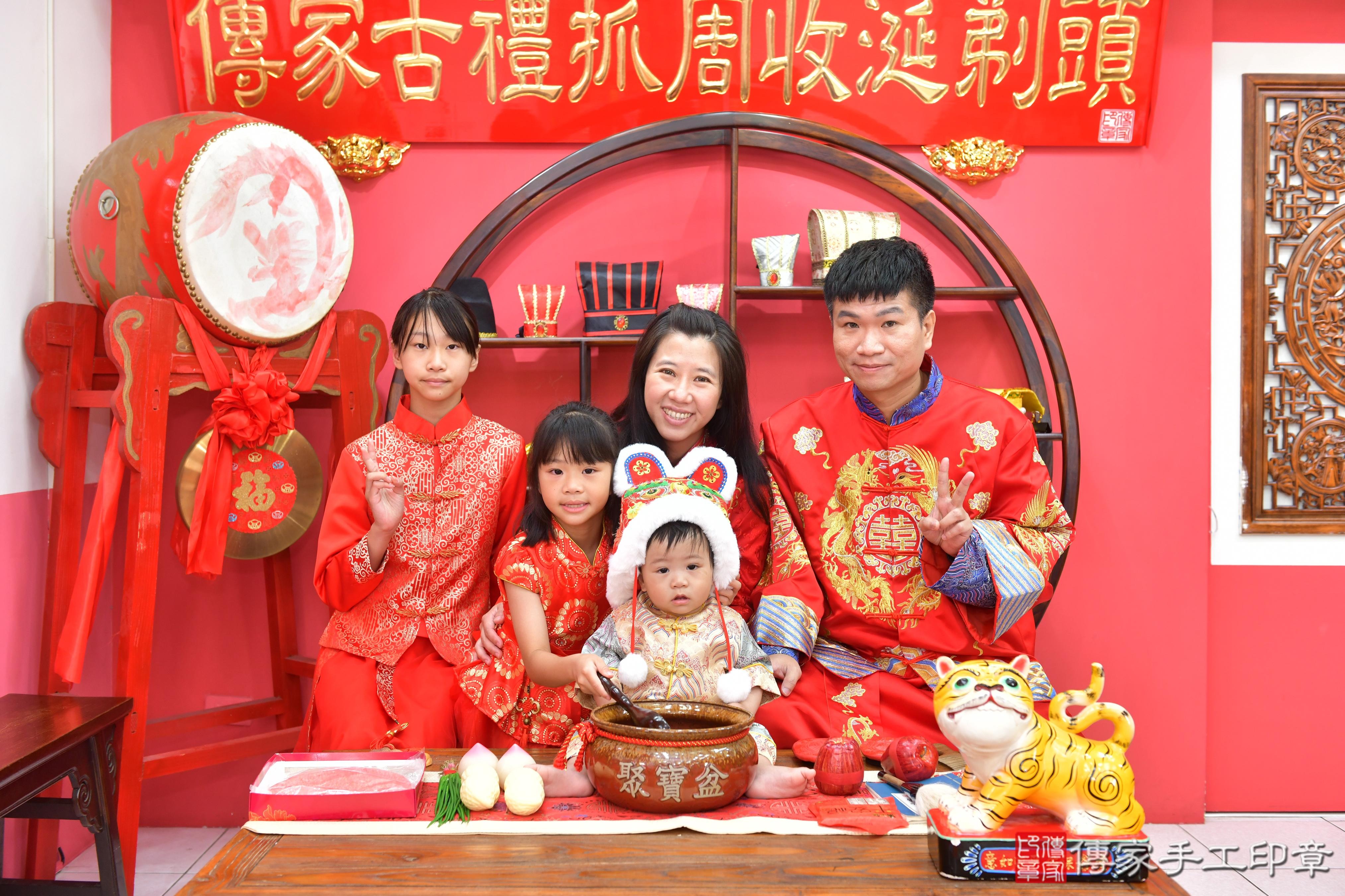 傳家手工印章台中店、抓周、度脺、美式風會場、傳家嬰兒古禮、吉祥話、抓周道具物品24種、拍照。抓周證書。寶寶抓周、滿周歲、生日快樂、祝福 傳家手工印章台中店、抓周、度脺、美式風會場、傳家嬰兒古禮、吉祥話、抓周道具物品24種、拍照。抓周證書。寶寶抓周、滿周歲、生日快樂、祝福