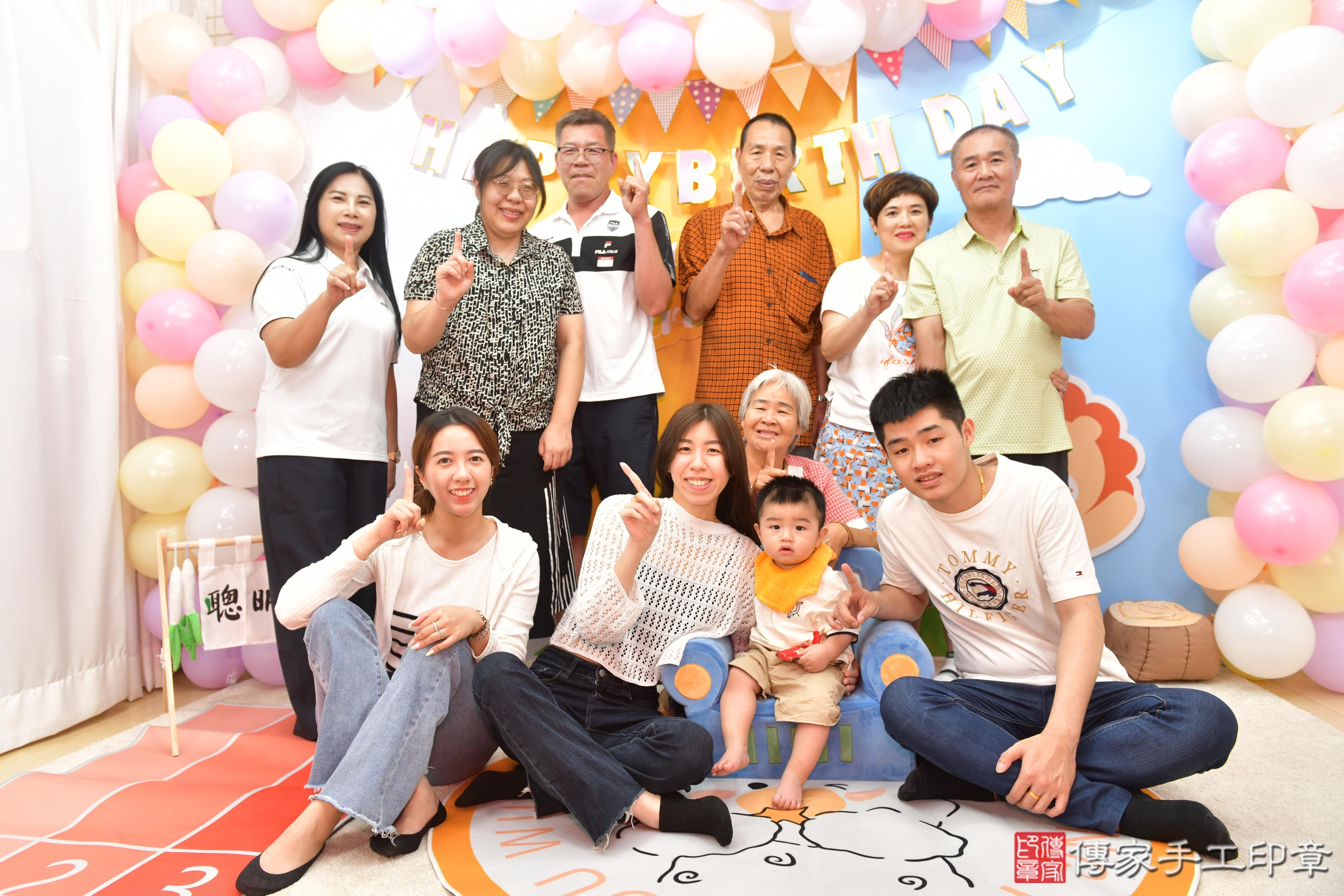 傳家手工印章台中店、抓周、度脺、美式風會場、傳家嬰兒古禮、吉祥話、抓周道具物品24種、拍照。抓周證書。寶寶抓周、滿周歲、生日快樂、祝福