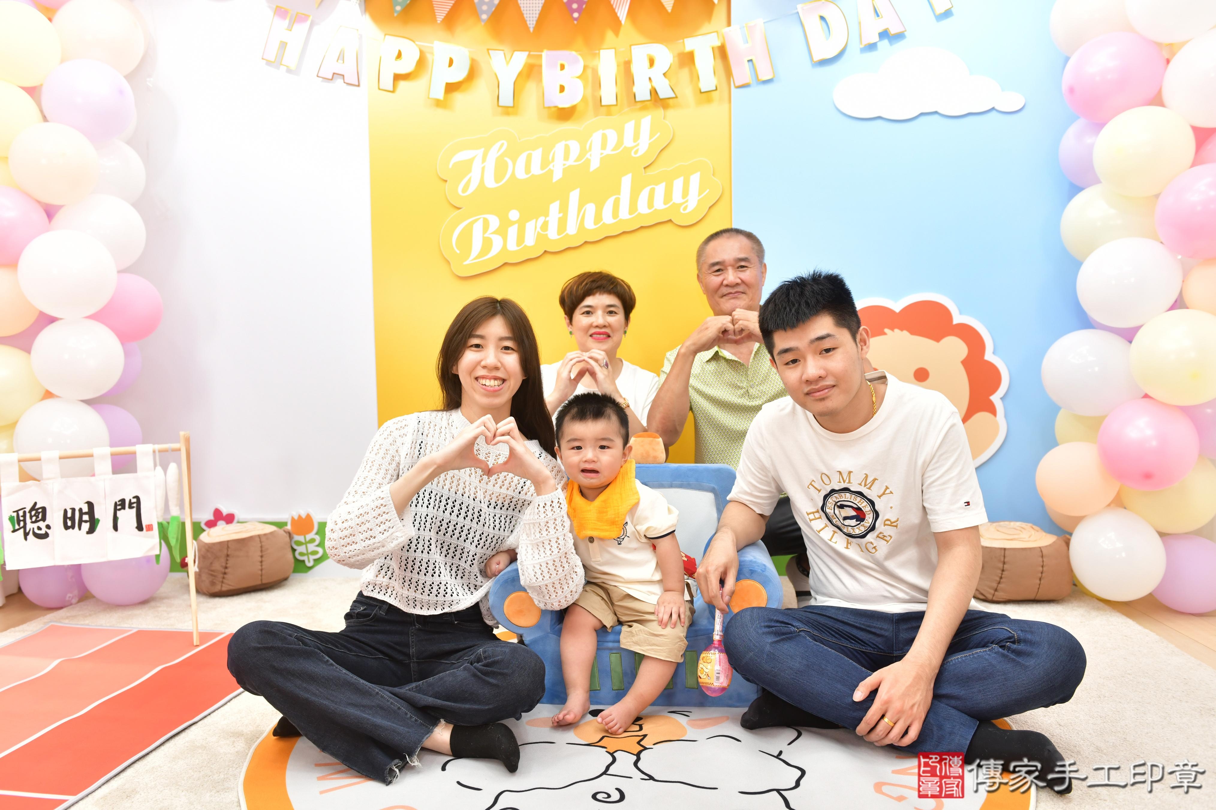 傳家手工印章台中店、抓周、度脺、美式風會場、傳家嬰兒古禮、吉祥話、抓周道具物品24種、拍照。抓周證書。寶寶抓周、滿周歲、生日快樂、祝福