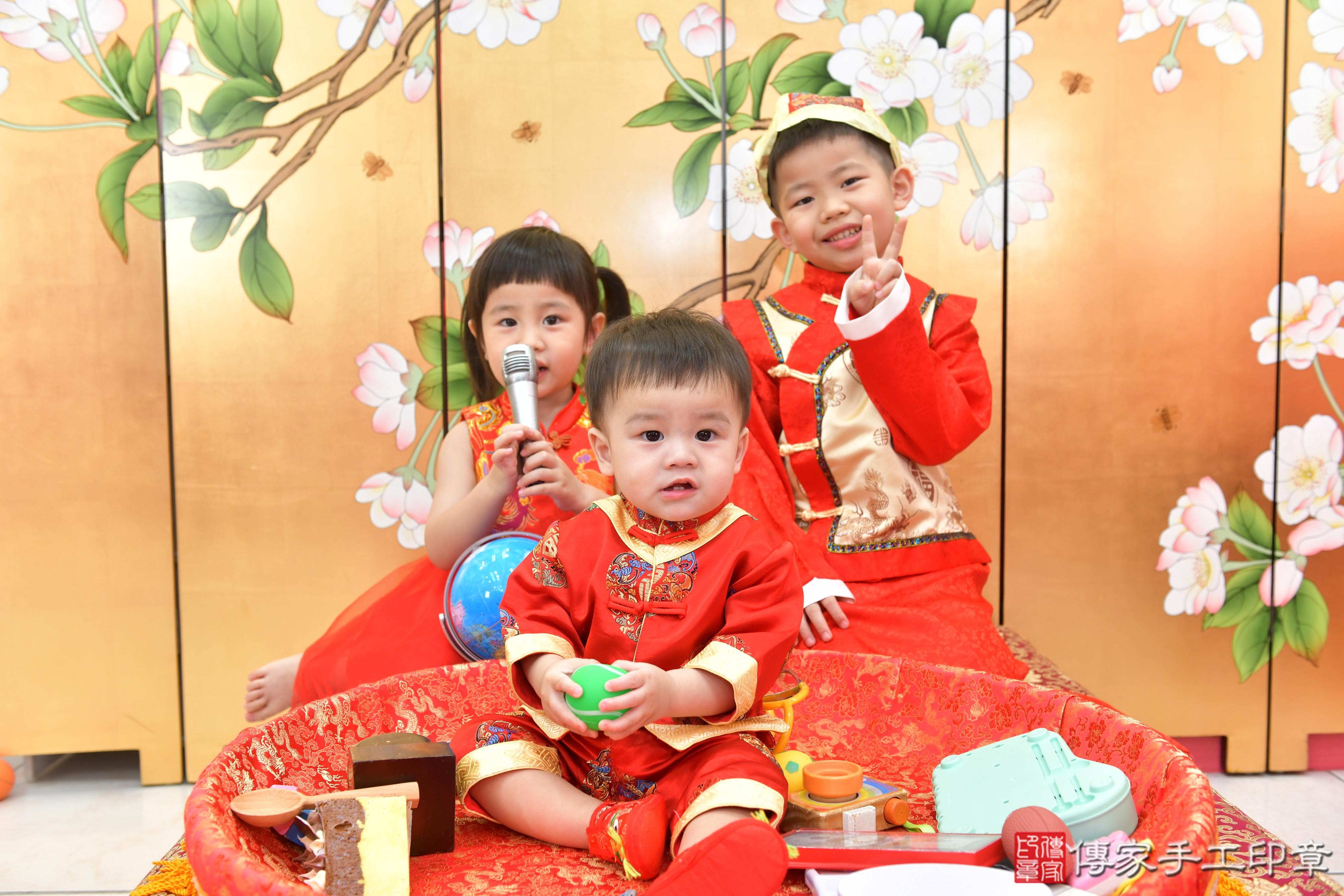 傳家手工印章台中店、抓周、度脺、美式風會場、傳家嬰兒古禮、吉祥話、抓周道具物品24種、拍照。抓周證書。寶寶抓周、滿周歲、生日快樂、祝福 傳家手工印章台中店、抓周、度脺、美式風會場、傳家嬰兒古禮、吉祥話、抓周道具物品24種、拍照。抓周證書。寶寶抓周、滿周歲、生日快樂、祝福