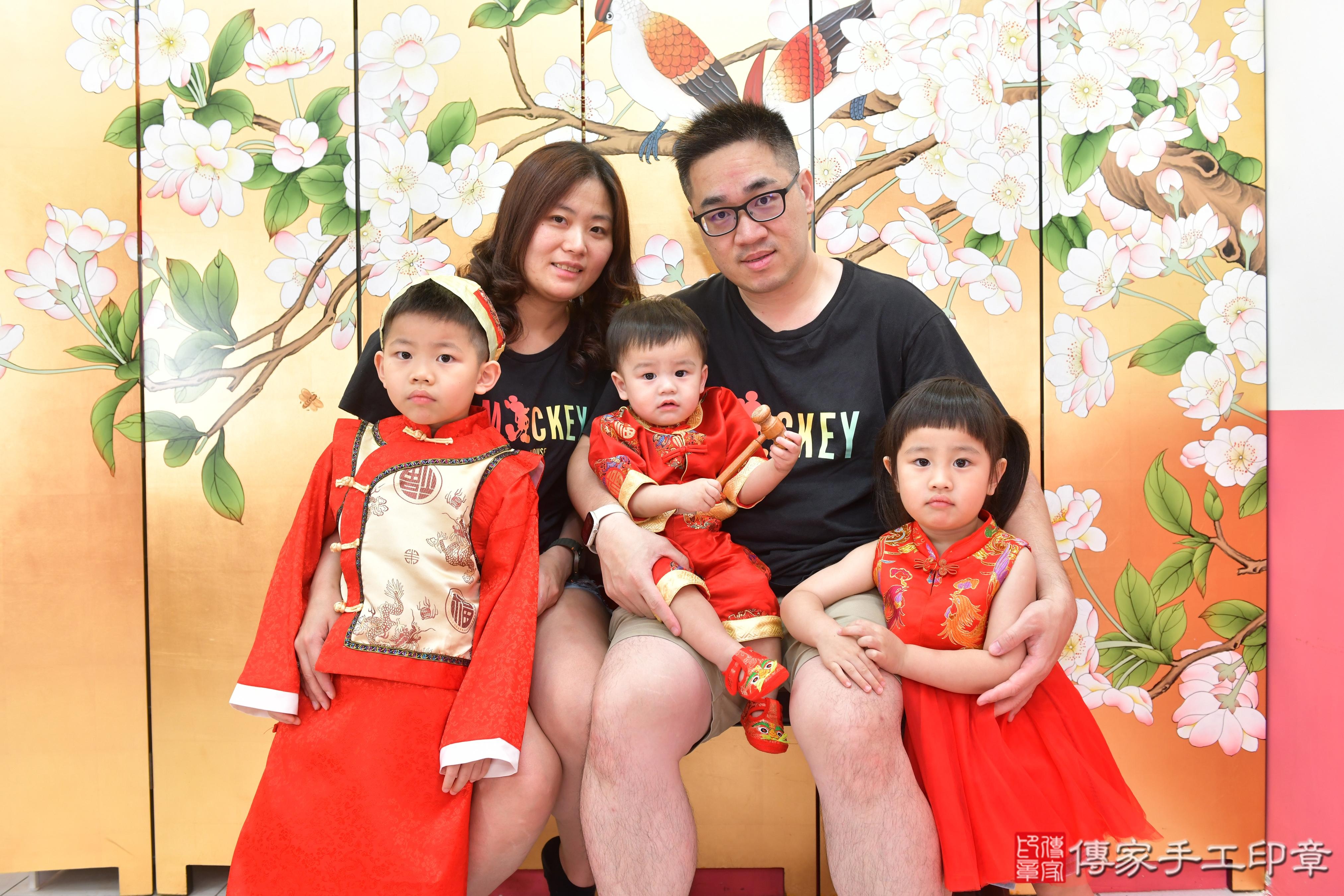 傳家手工印章台中店、抓周、度脺、美式風會場、傳家嬰兒古禮、吉祥話、抓周道具物品24種、拍照。抓周證書。寶寶抓周、滿周歲、生日快樂、祝福 傳家手工印章台中店、抓周、度脺、美式風會場、傳家嬰兒古禮、吉祥話、抓周道具物品24種、拍照。抓周證書。寶寶抓周、滿周歲、生日快樂、祝福